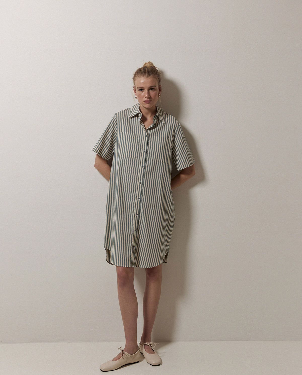 Grünes gestreiftes Hemdblusenkleid – Detailansicht Verarbeitung myloook