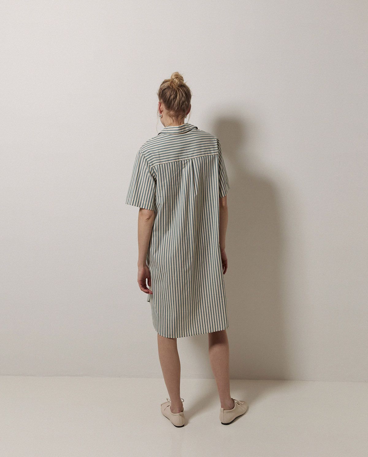 Grünes gestreiftes Hemdblusenkleid myloook – Halbnahaufnahme