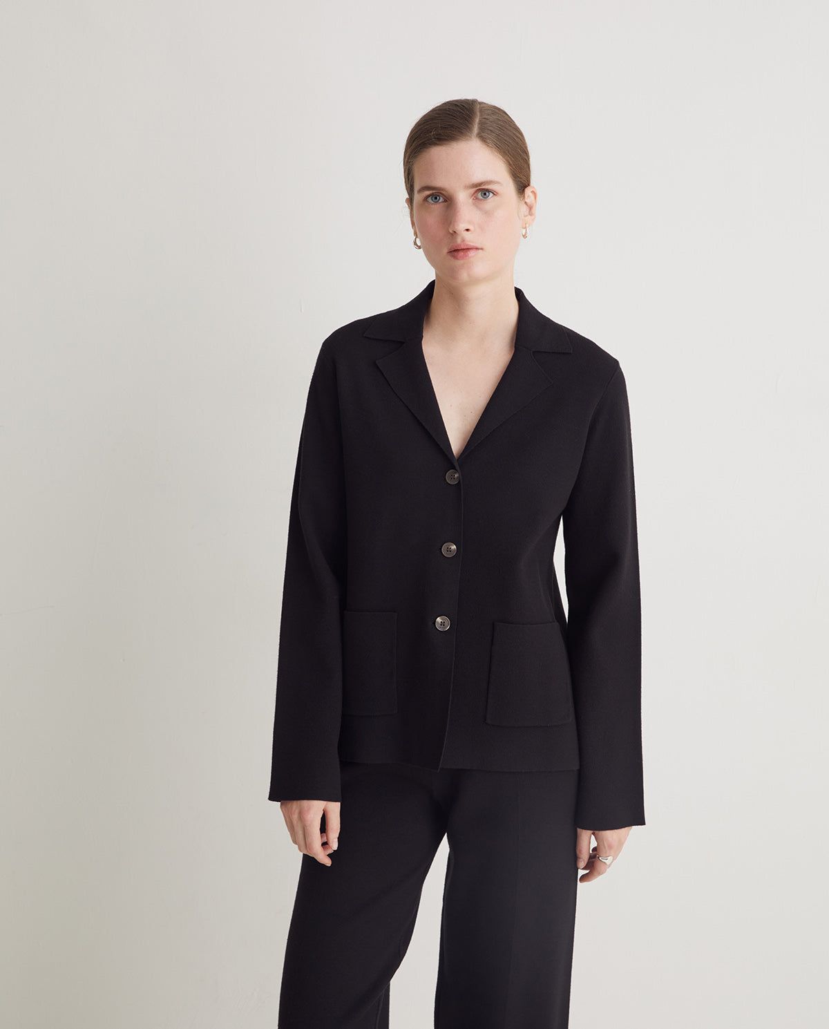 Zeitloser Blazer in Schwarz Frontansicht | myloook Fair Fashion