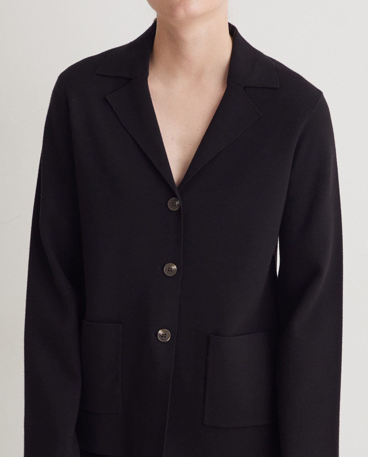 Zeitloser Blazer schwarz Detailansicht | myloook Fair Fashion