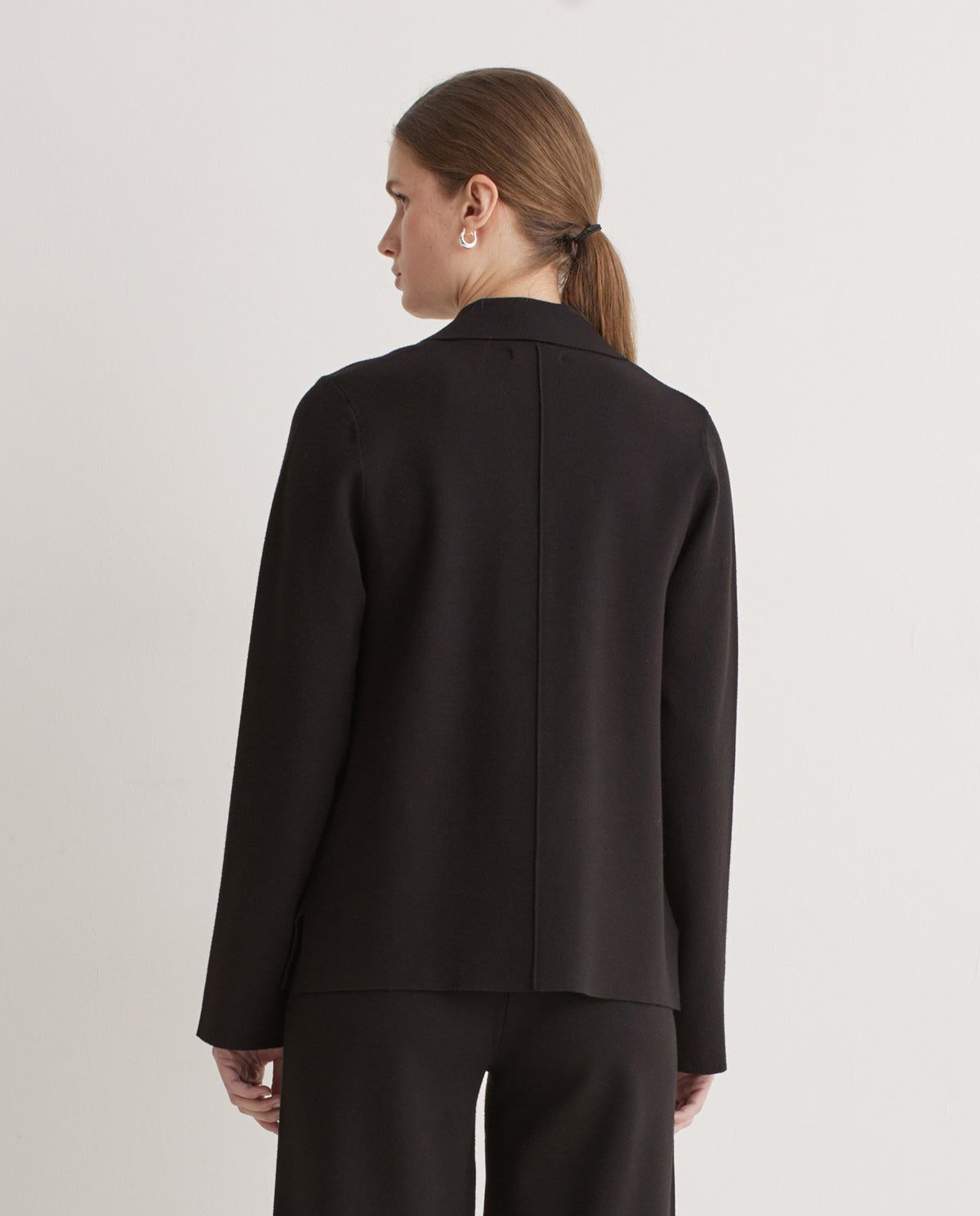 Zeitloser Blazer schwarz Rückansicht | myloook Fair Fashion