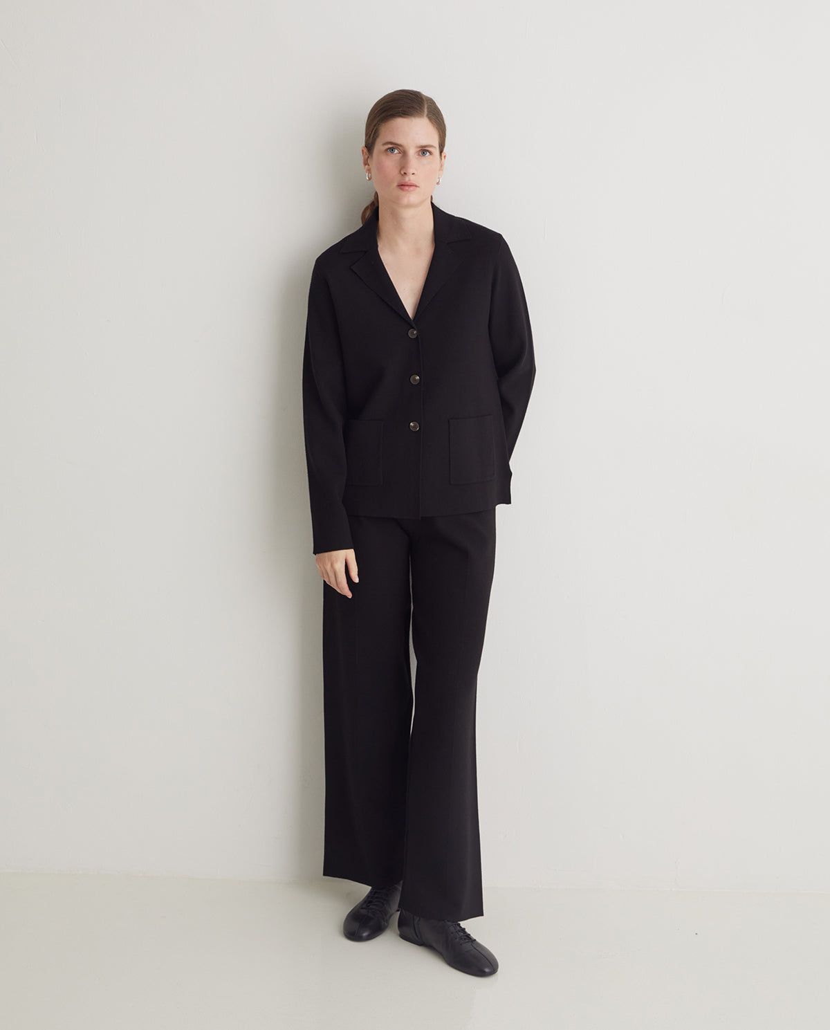 Zeitloser Blazer in Schwarz kombiniert mit schwarzer Hose | myloook Fair Fashion