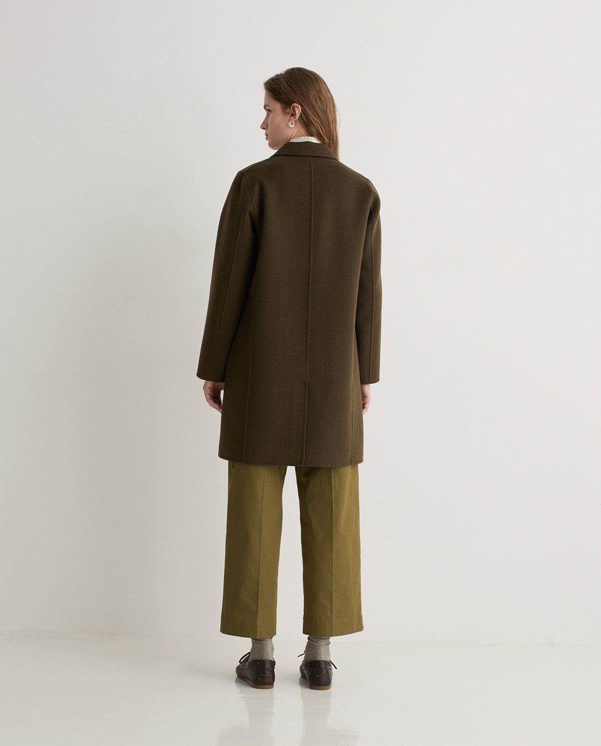 Midi Wollmantel – Detailaufnahme in Khaki #farbe_Khaki