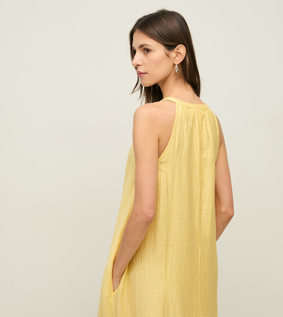 Neckholder Maxikleid mit Raffung – Halbnahaufnahme in Yellow