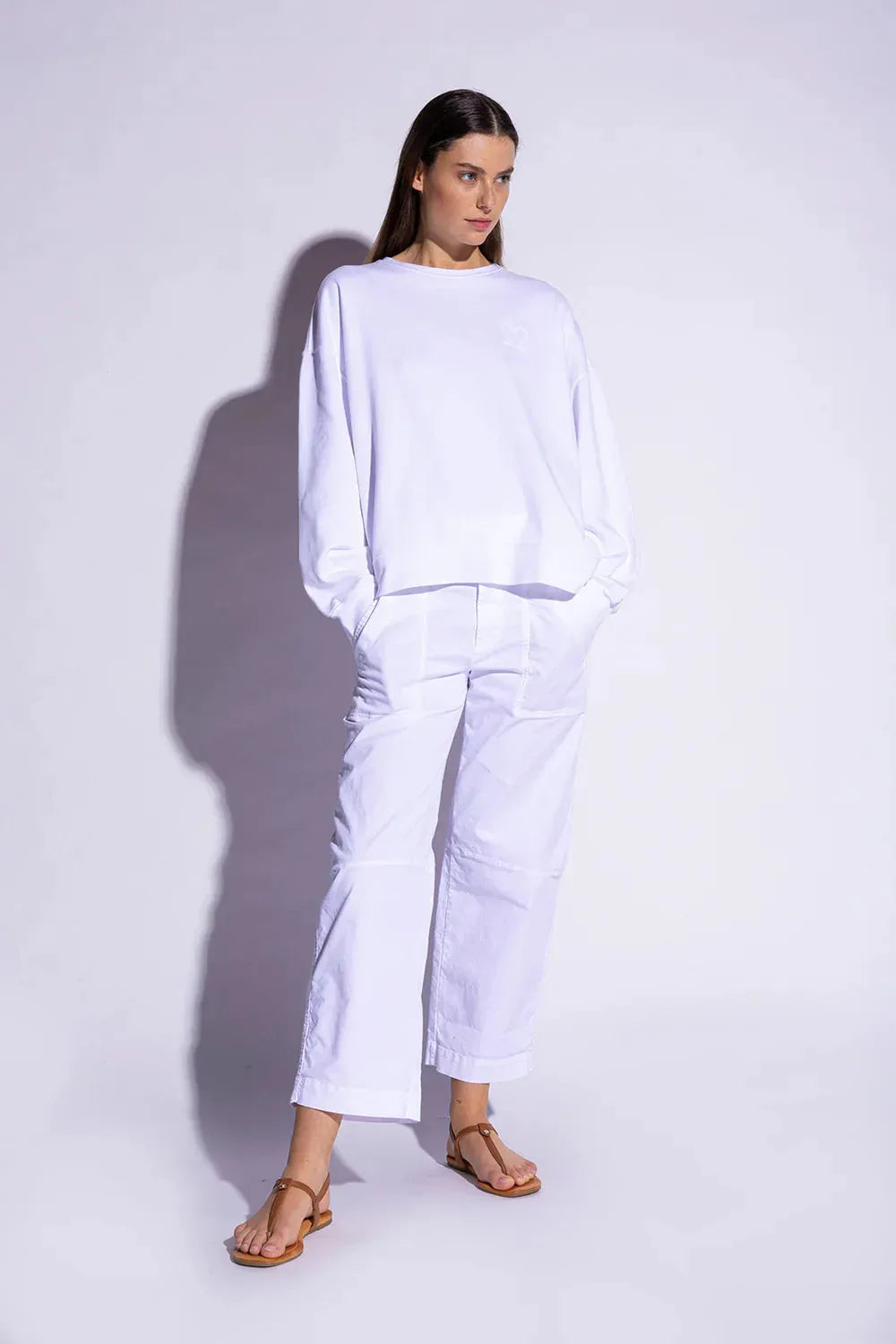 MILO PANT nachhaltige Baumwollhose in der Farbe Weiß kombiniert mit dem passenden Sweatshirt #farbe_weiß
