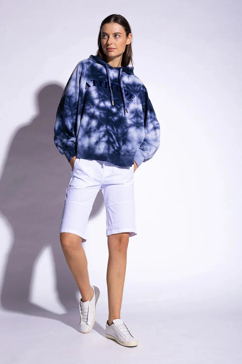 CLARA HOODIE - YOU0065 in Marineblau – Styling-Ansicht myloook #farbe_marineblau