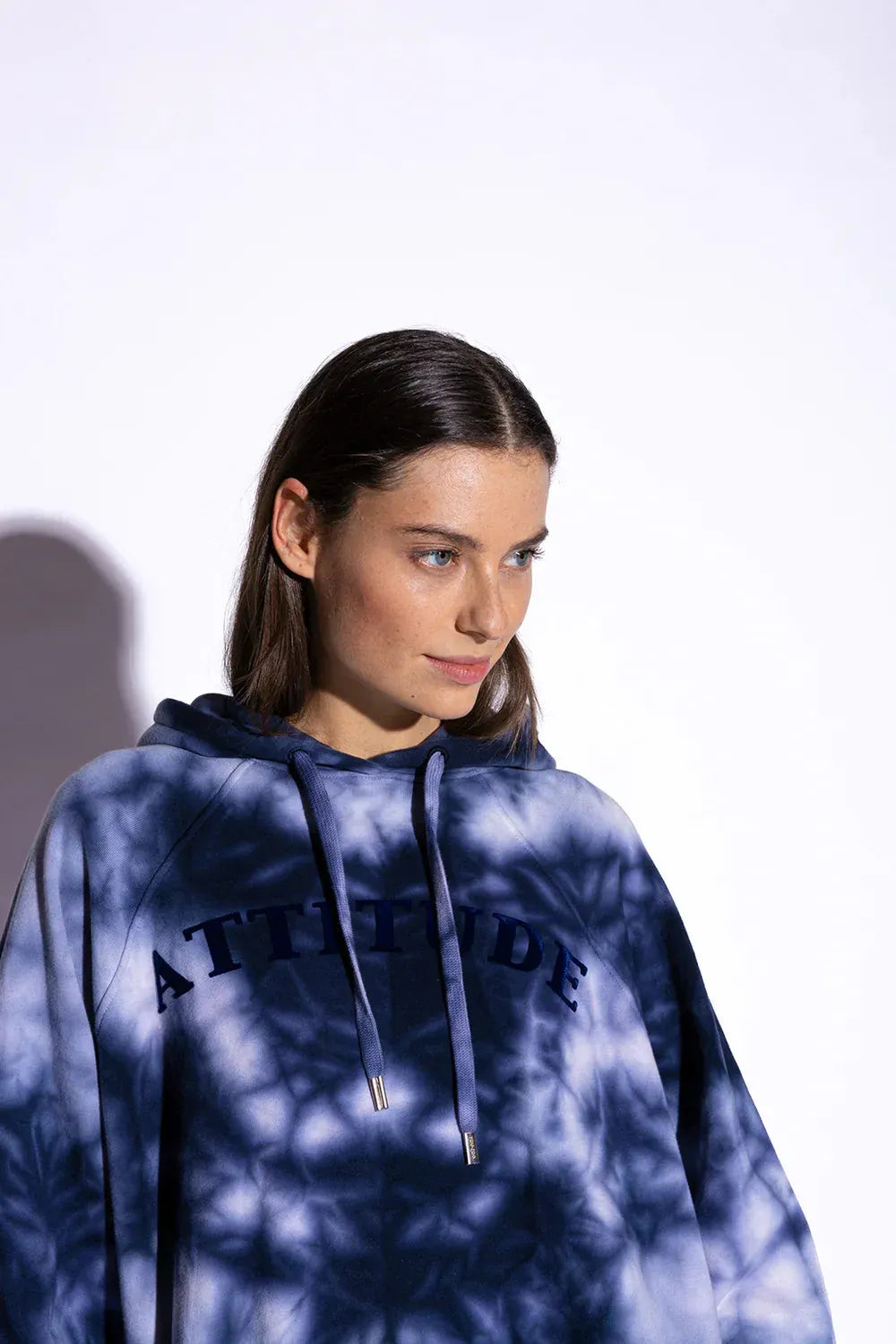 CLARA HOODIE - YOU0065 – Rückseite in Marineblau #farbe_marineblau