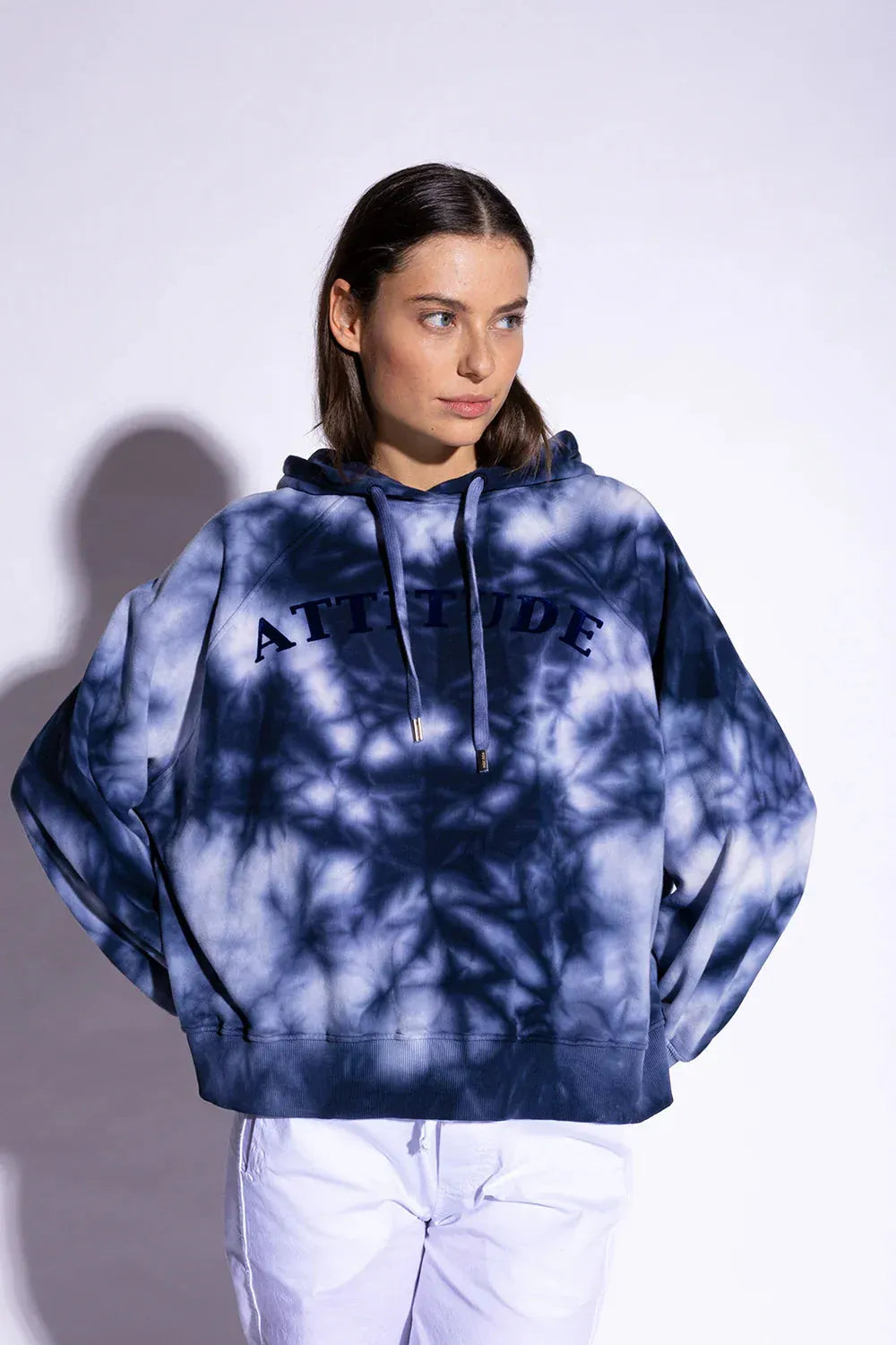 CLARA HOODIE - YOU0065 in Marineblau – Halbnahaufnahme #farbe_marineblau
