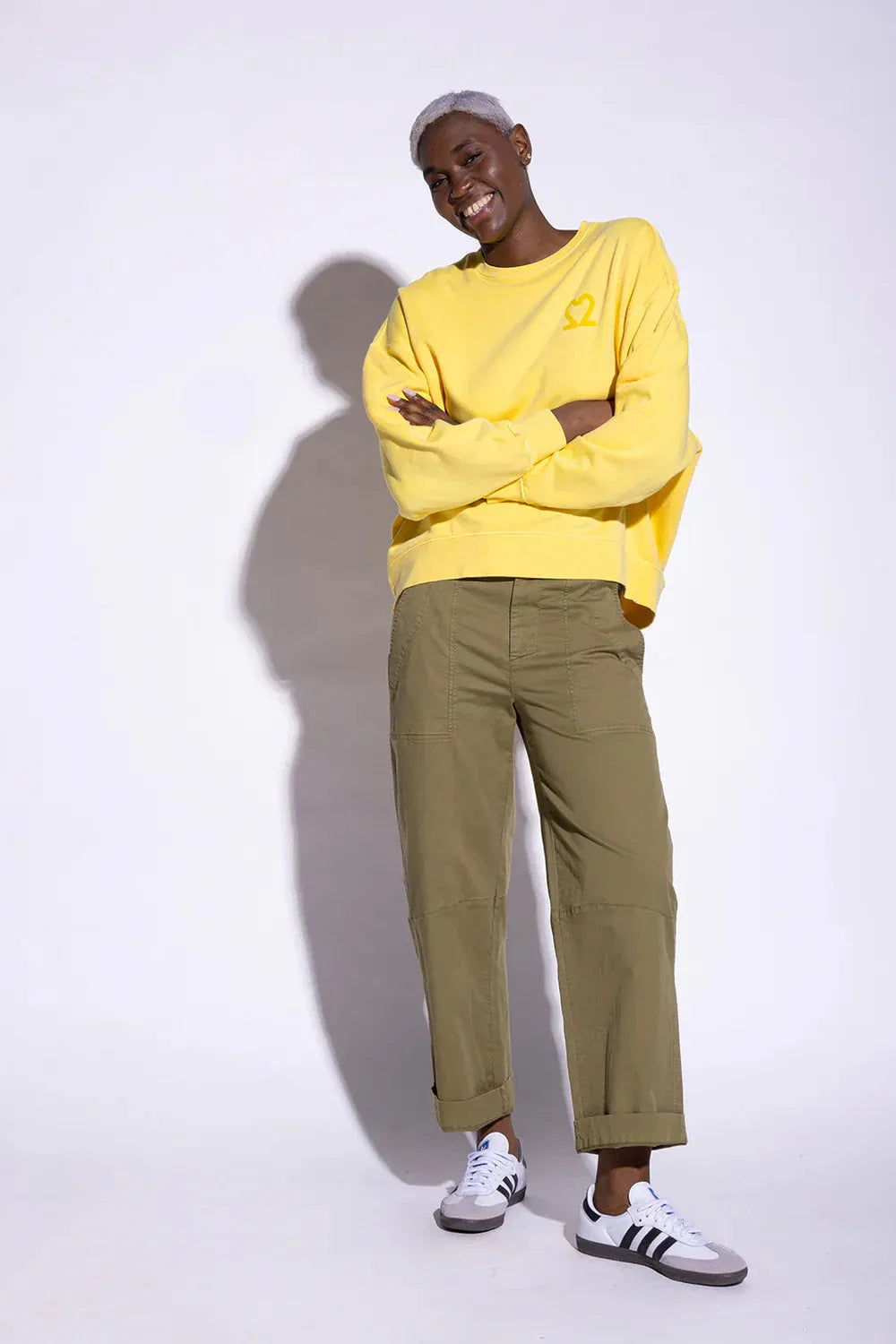 MILO PANT nachhaltige Damenhose in Olive – Frontansicht #farbe_olive