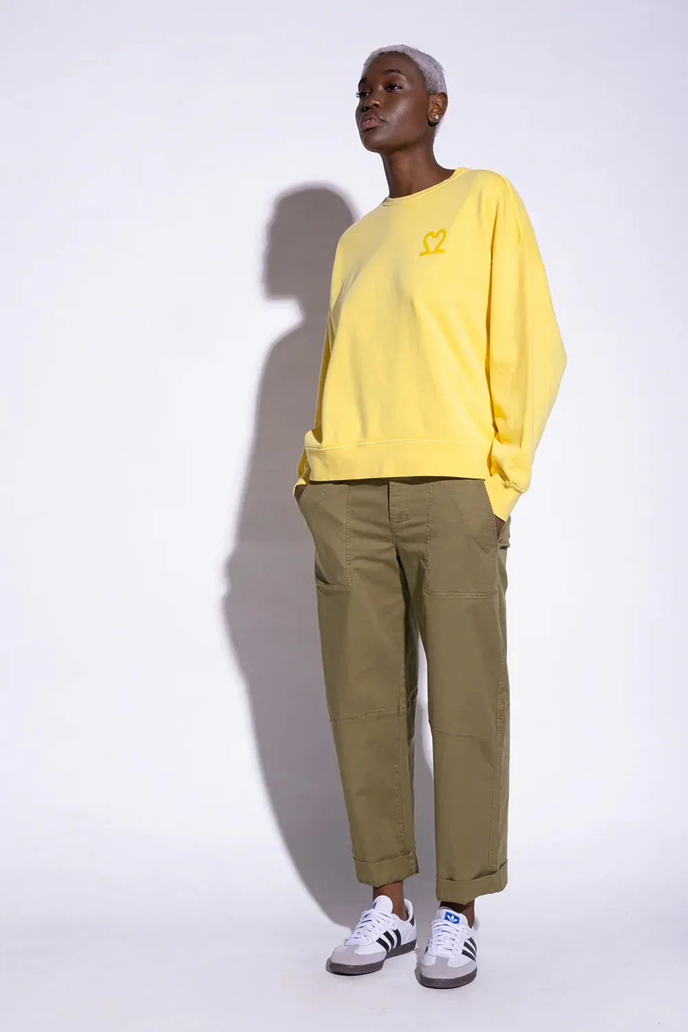 MILO PANT nachhaltige Damenhose in Olive – Frontansicht kombiniert mit gelbem Sweatshirt #farbe_olive
