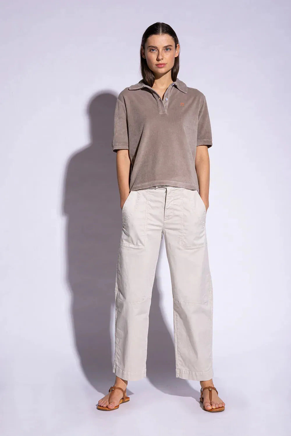 EMMA Polo – Rückansicht in Taupe #farbe_taupe