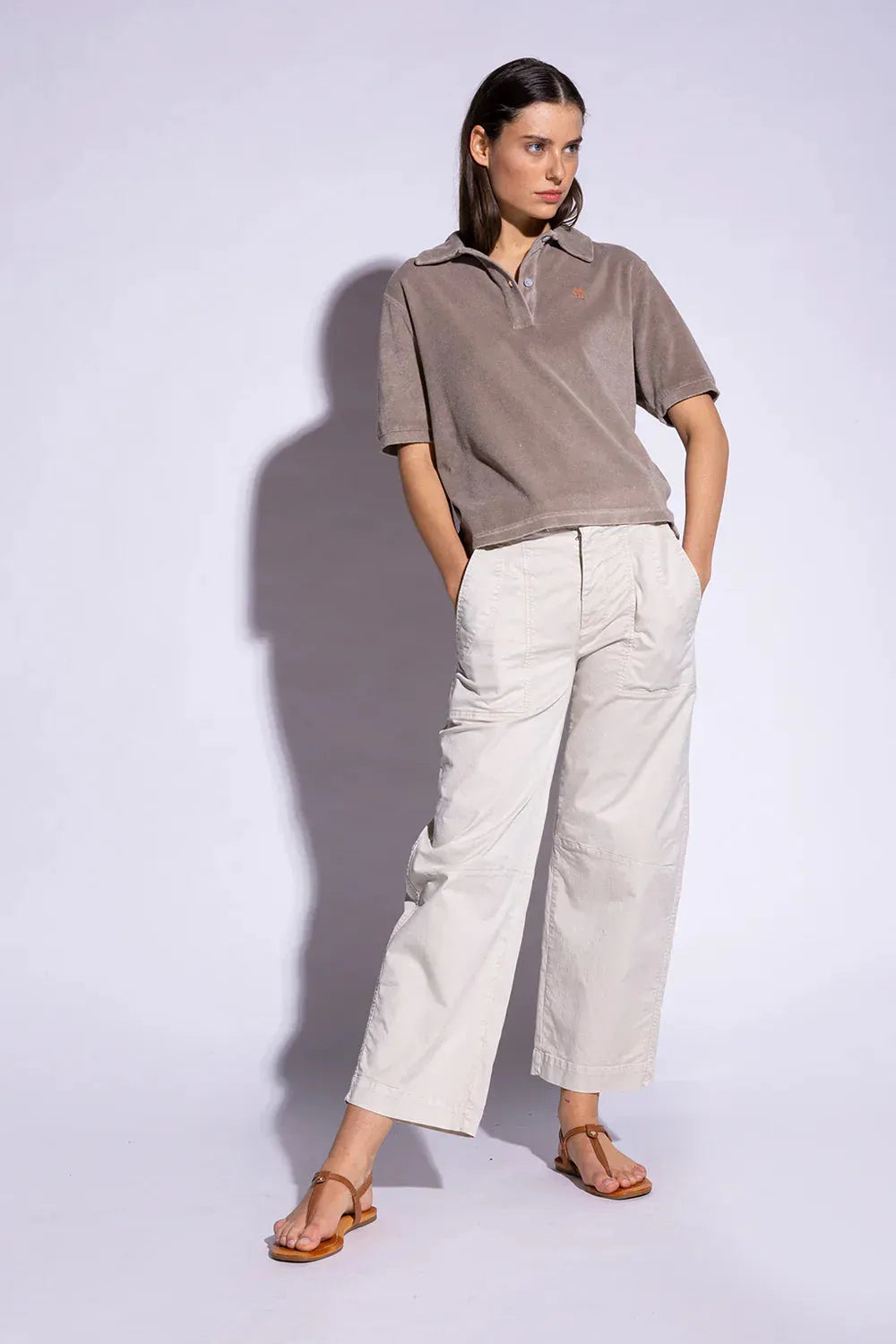 EMMA Polo in Taupe – Detailansicht Verarbeitung myloook #farbe_taupe