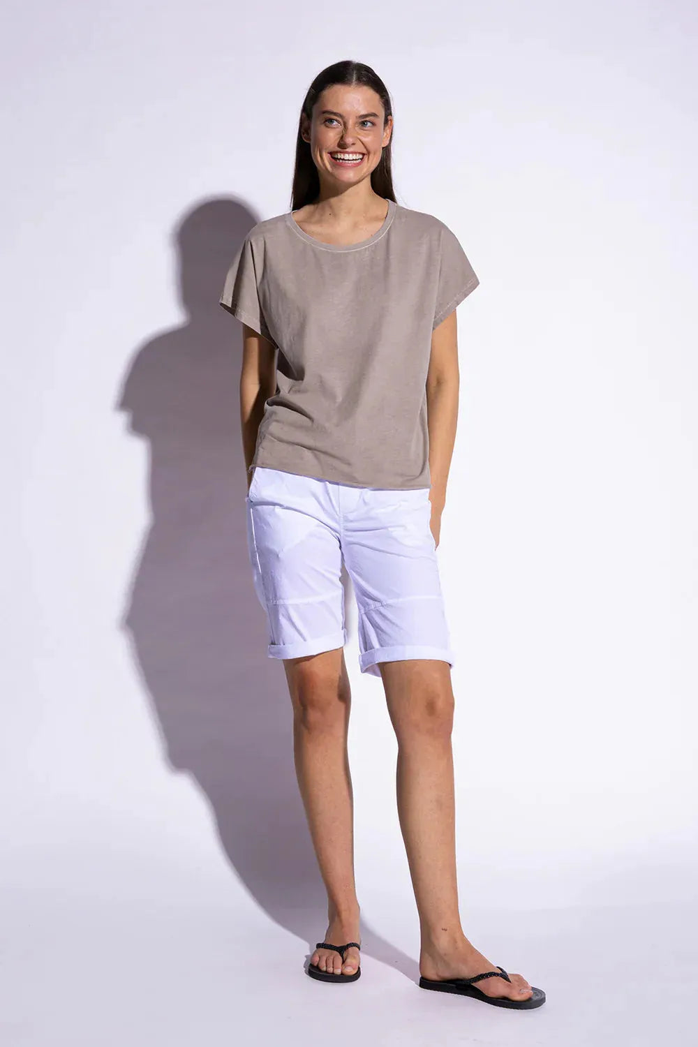 SUNNY Shirt in Taupe – Ganzkörperansicht #farbe_taupe
