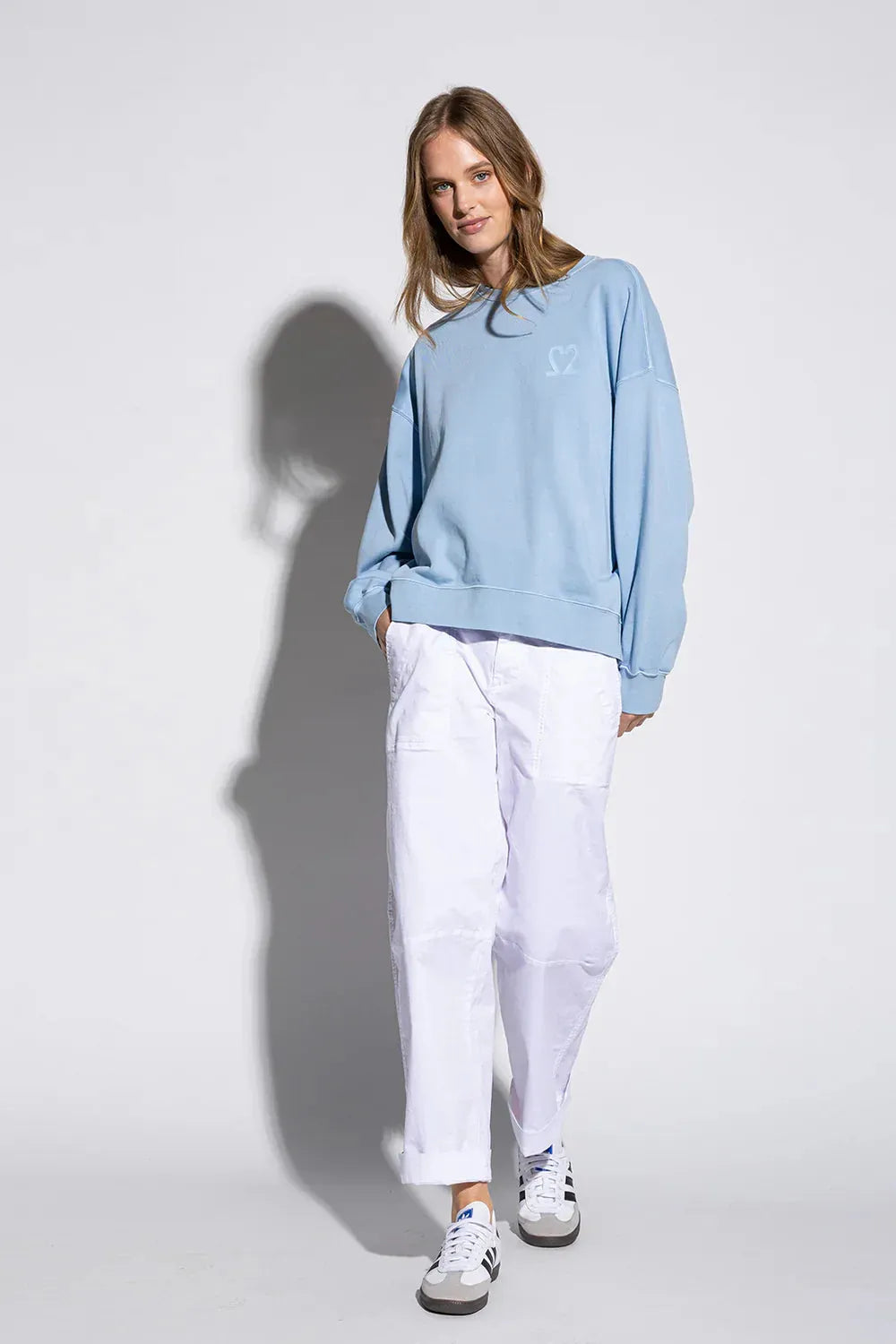 MILO PANT kombiniert mit hellblauem Sweatshirt – nachhaltiges Outfit Damen #farbe_weiß