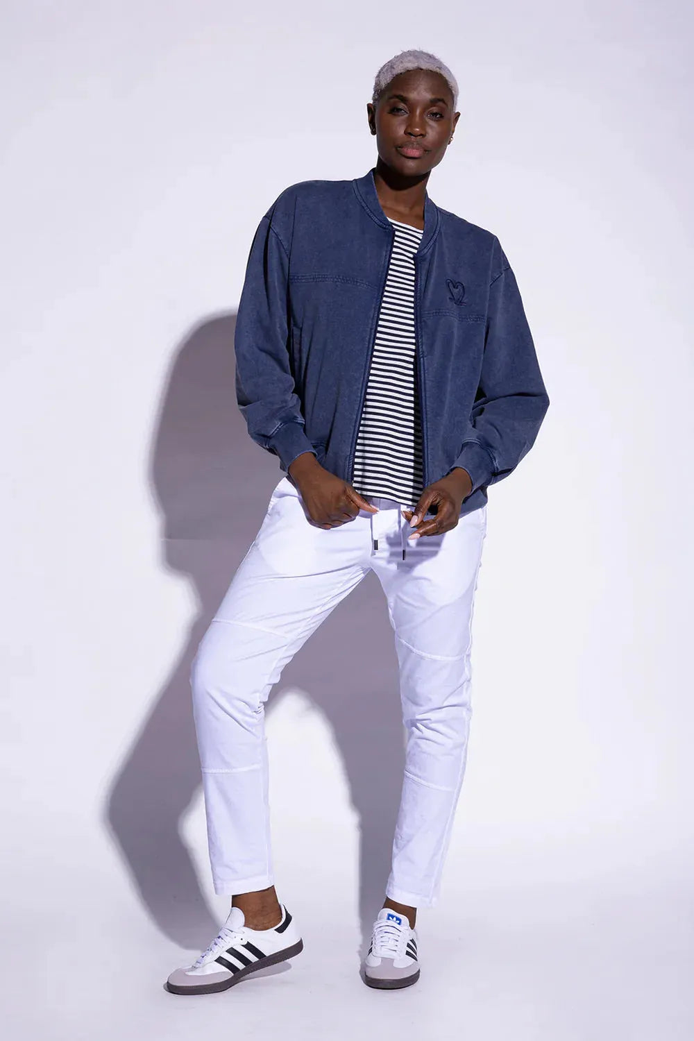 LIV Blouson – Ganzkörperansicht in Navy #farbe_navy