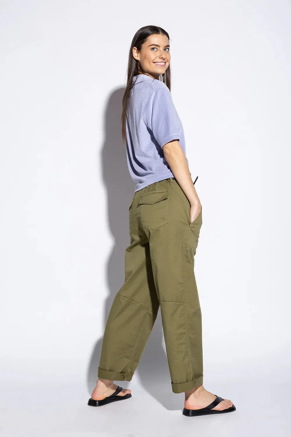 MILO PANT faire Hose Olive – Rückansicht - Seitenansicht myloook#farbe_olive