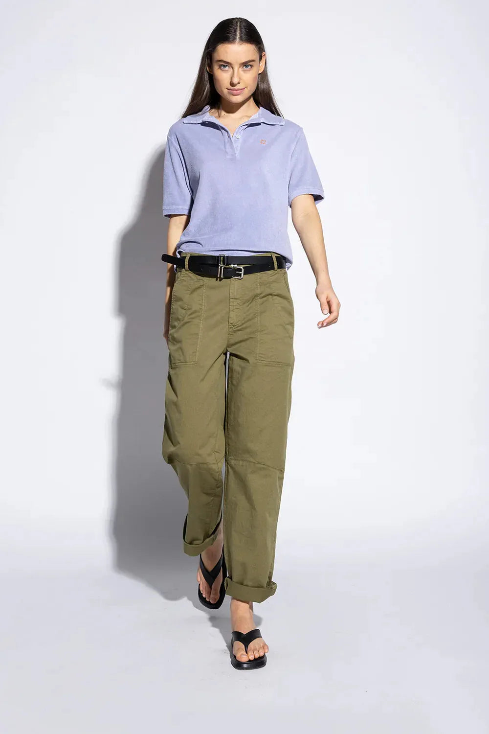 MILO PANT faire Hose Olive – Frontansicht kombiniert mit Poloshirt myloook #farbe_olive
