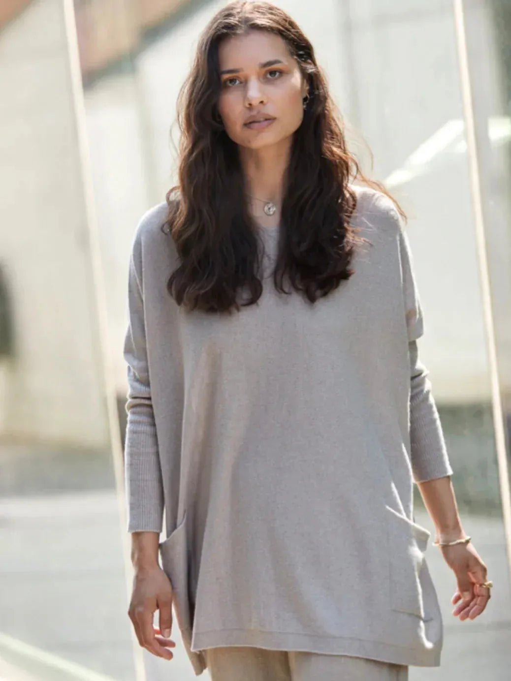 TTDK BAT BLOUSE - Ponchopullover in Hellgrau – Detailaufnahme myloook #farbe_hellgrau