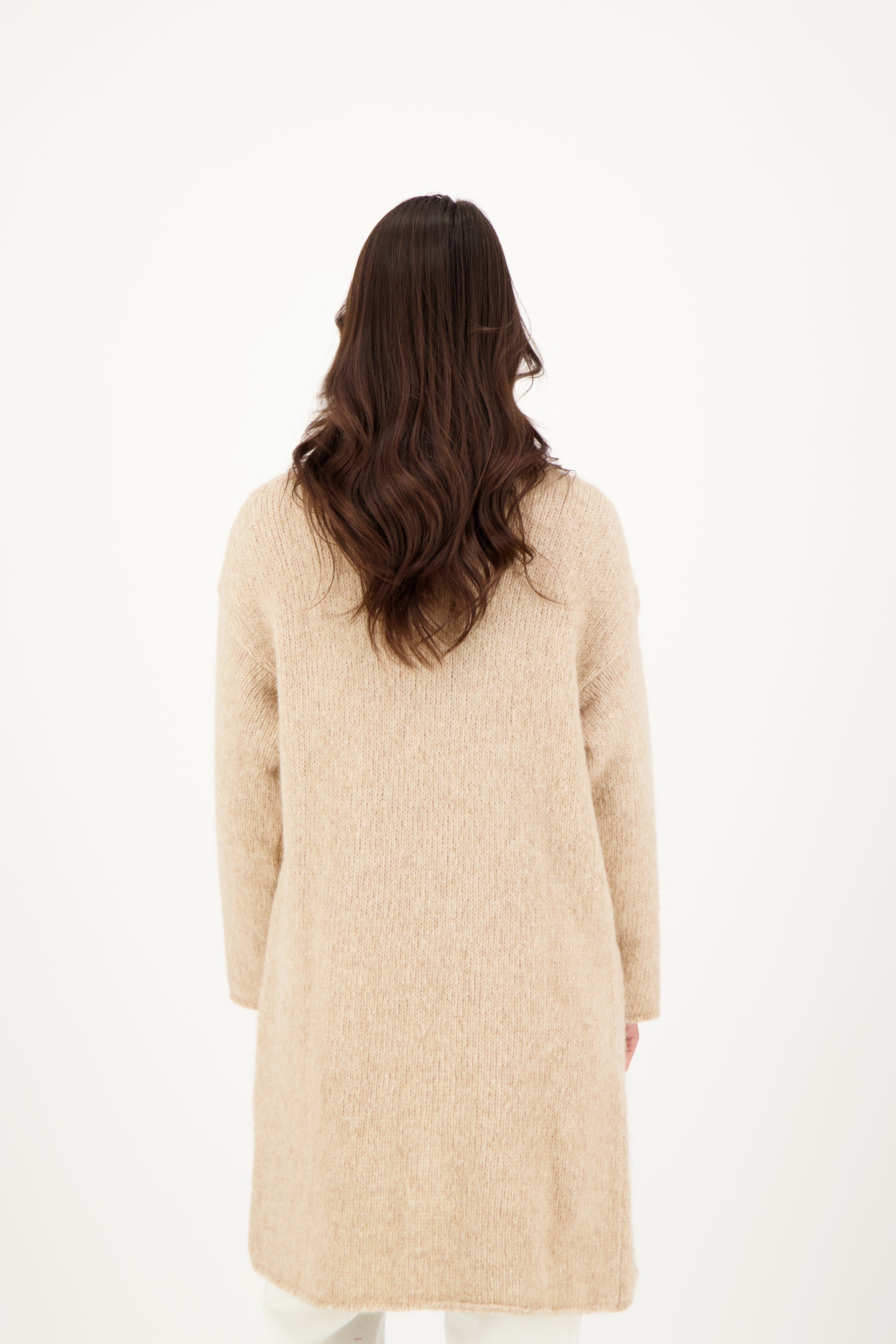 BRUME Long Cardigan in Beige – Detailansicht #farbe_beige