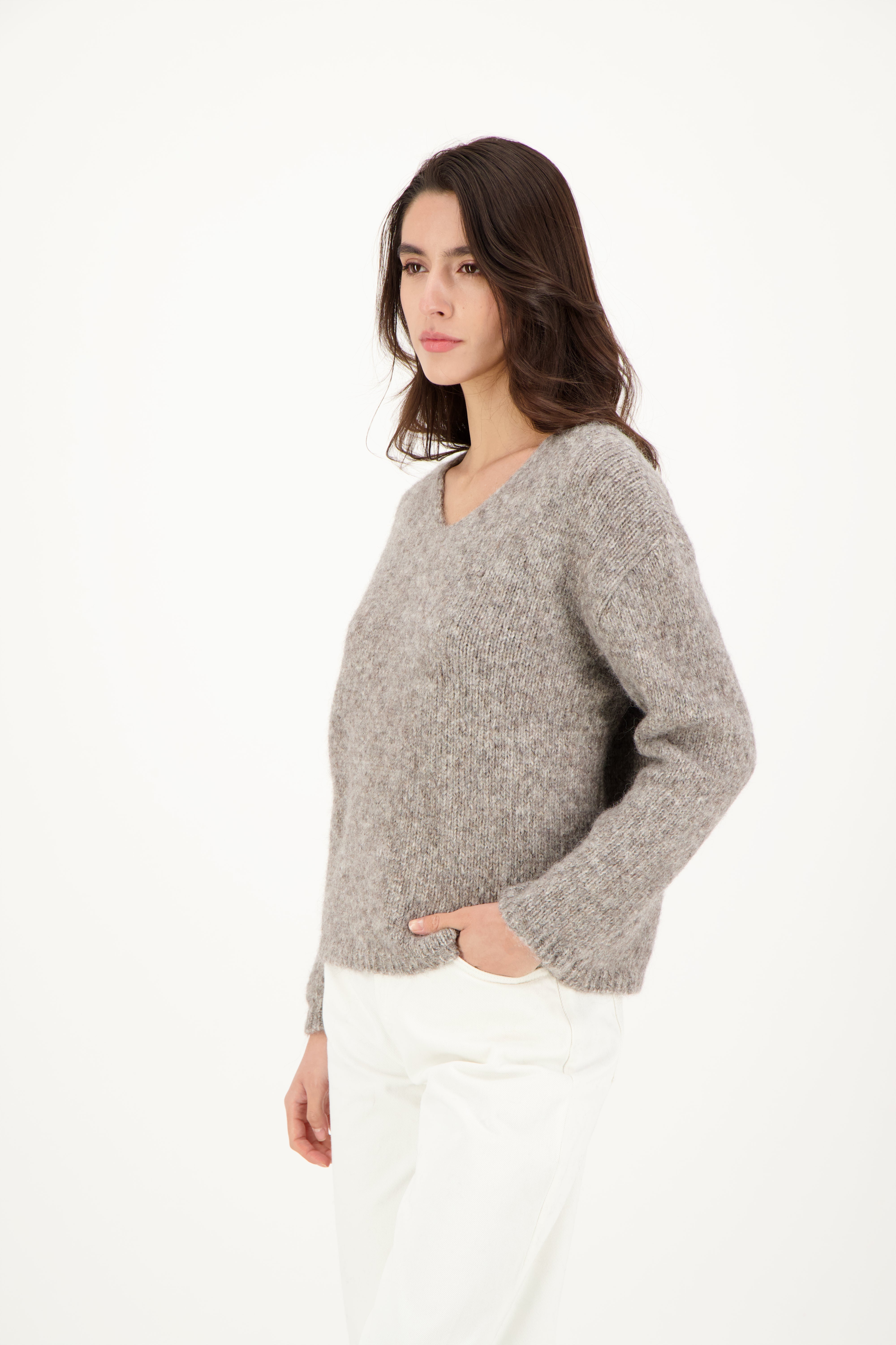 ECUME V-Neck Sweater in Light Grey – Detailansicht Stoff #farbe_Light Grey