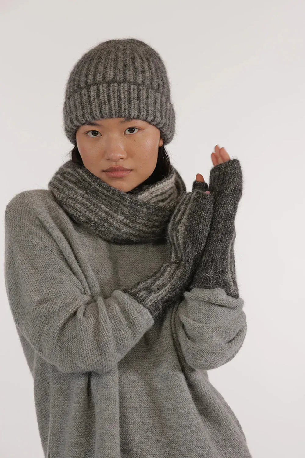ILONA - BEANIE in Grau/anthrazit – Seitenansicht myloook #farbe_Grau/Anthrazit