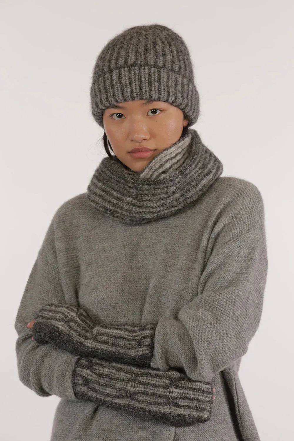 ILONA - BEANIE in Grau/anthrazit – Rückseite #farbe_Grau/Anthrazit