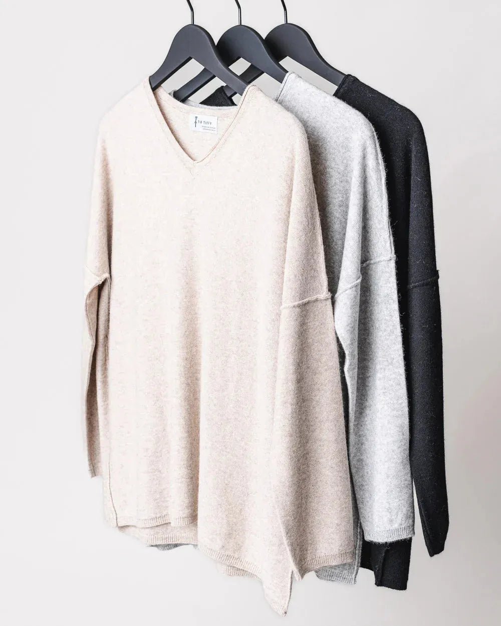 JaceyTT V-Neck Knit – Ganzkörperansicht