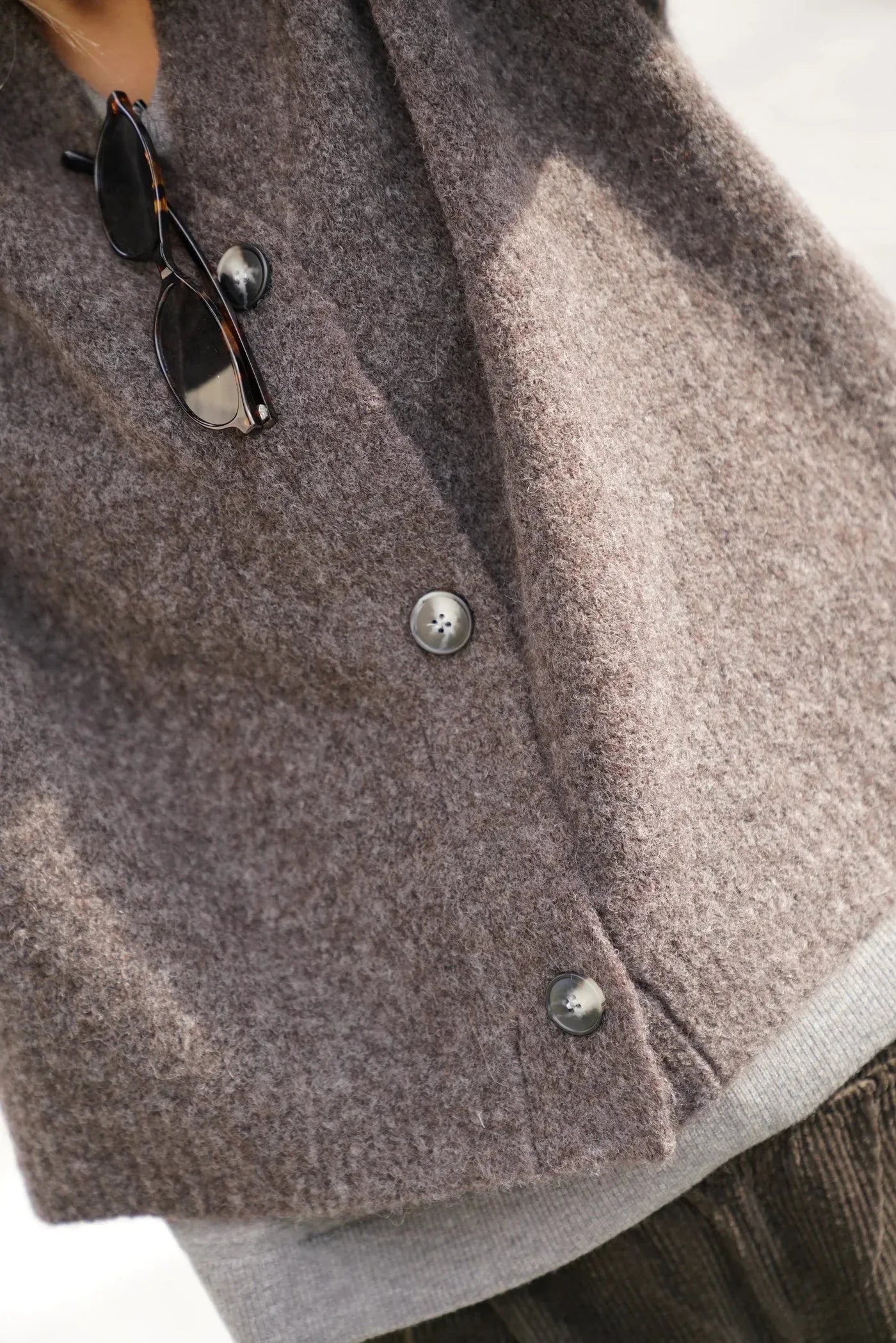 Kuscheliger Cardigan aus Alpaka-Mix in Chocolate – Detailaufnahme #farbe_Chocolate