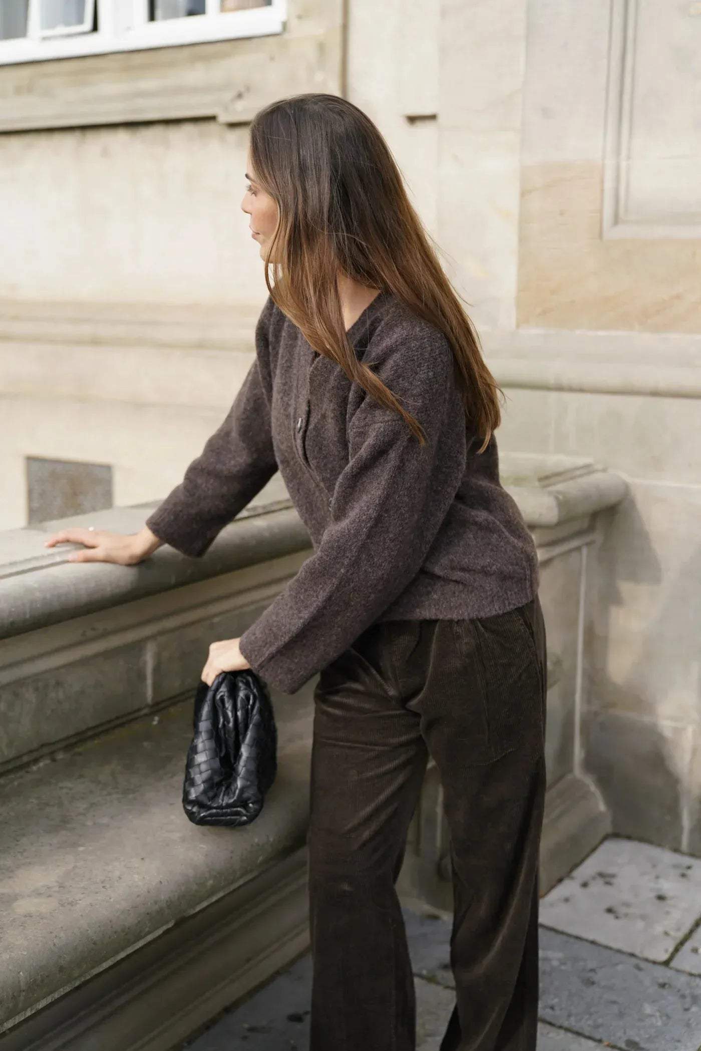 Kuscheliger Cardigan aus Alpaka-Mix in Chocolate – Rückseite myloook #farbe_Chocolate