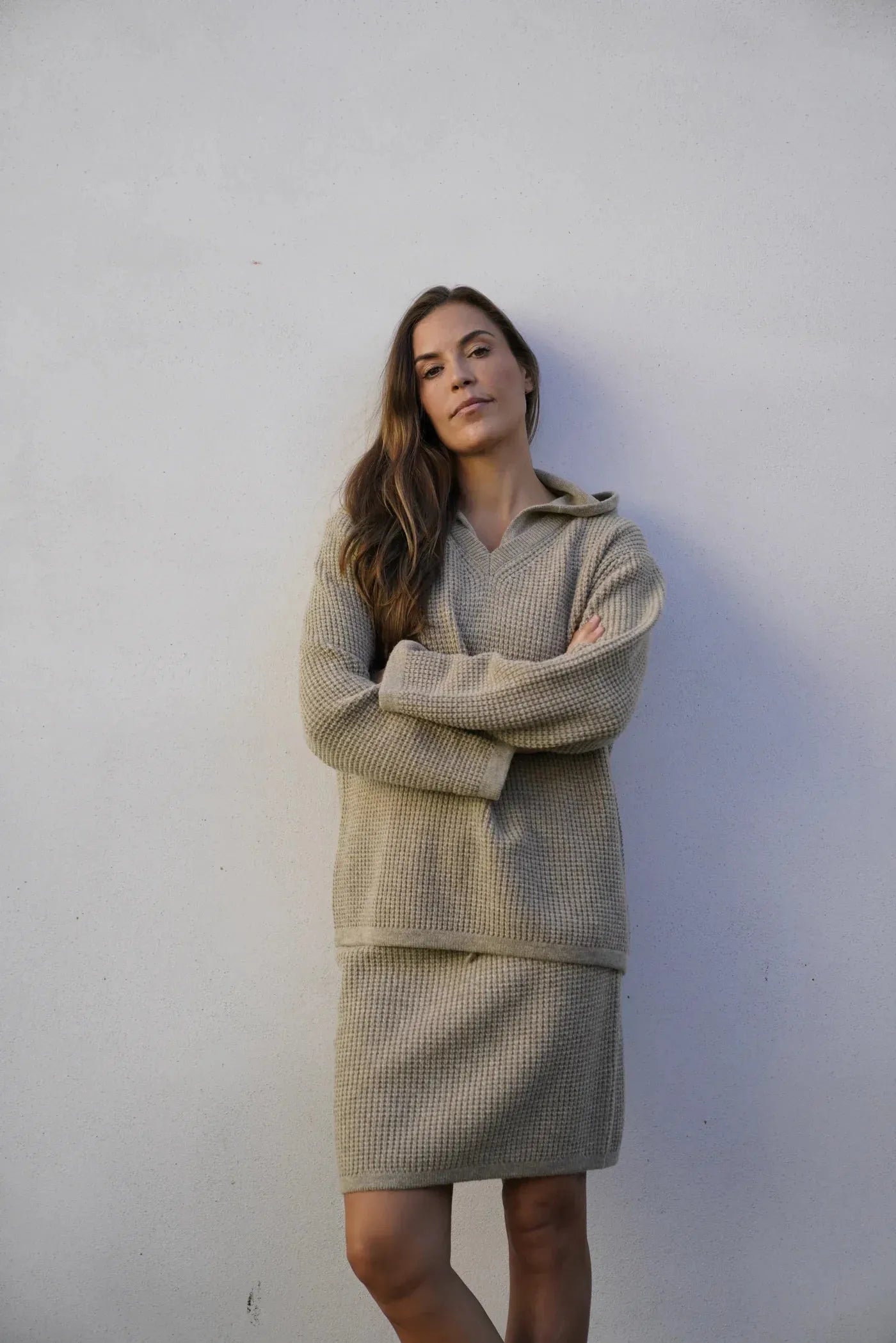 Zeitloser Hoodie aus Merinowolle für Damen, RWS-zertifiziert, in Beige mit strukturierter Strickoptik, perfekt für jede Jahreszeit.