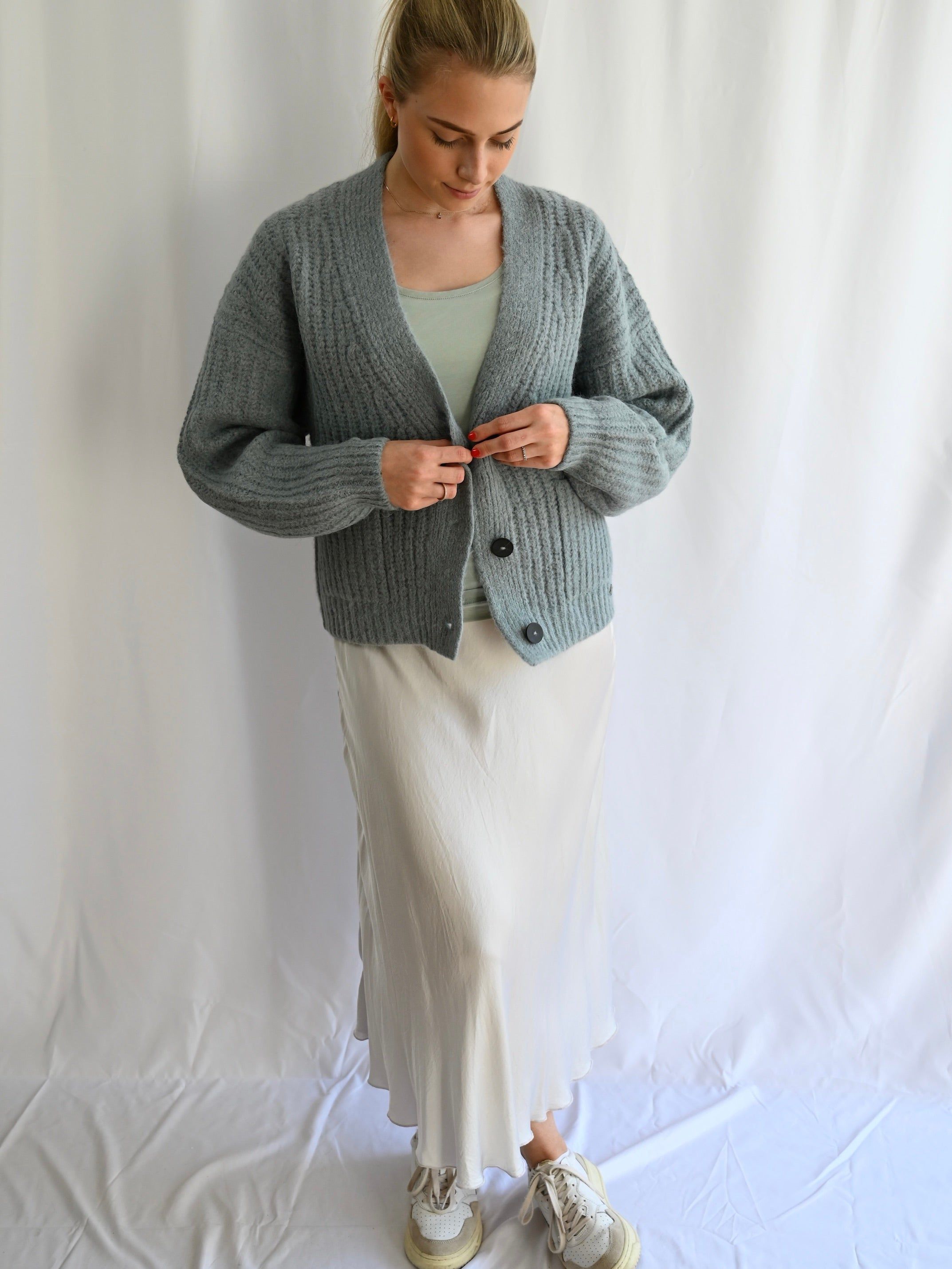 Grandpa Tiron - Strickcardigan in Gobelin – Nahaufnahme myloook #farbe_gobelin