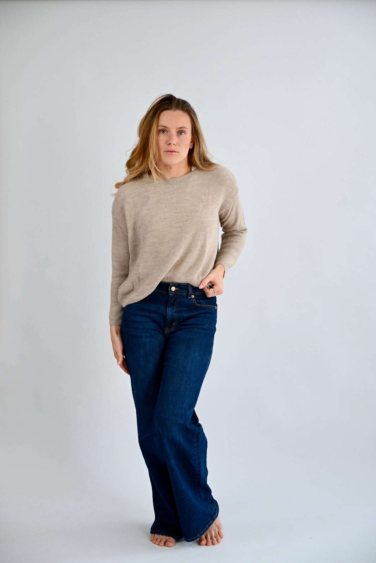 DANA Raglan Sweater in Light Grey, Ganzkörper-Frontansicht am Model, Rundhalsausschnitt und Raglanärmel sichtbar, kombiniert mit dunkler Jeans