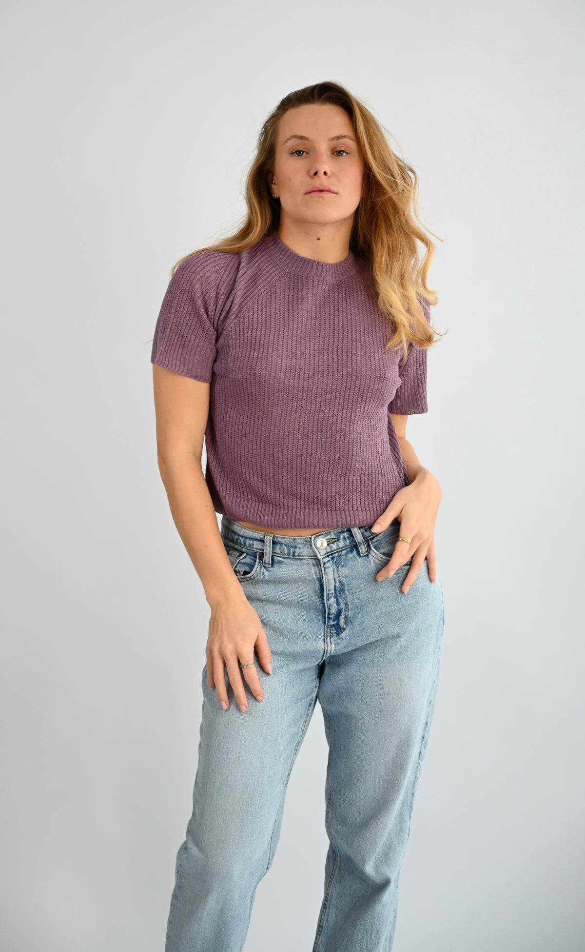 ELODIE Ribb Sweater Lavendel, Frontansicht am Model mit kurzem Arm und Rundhalsausschnitt, kombiniert mit Jeans #farbe_lavendel