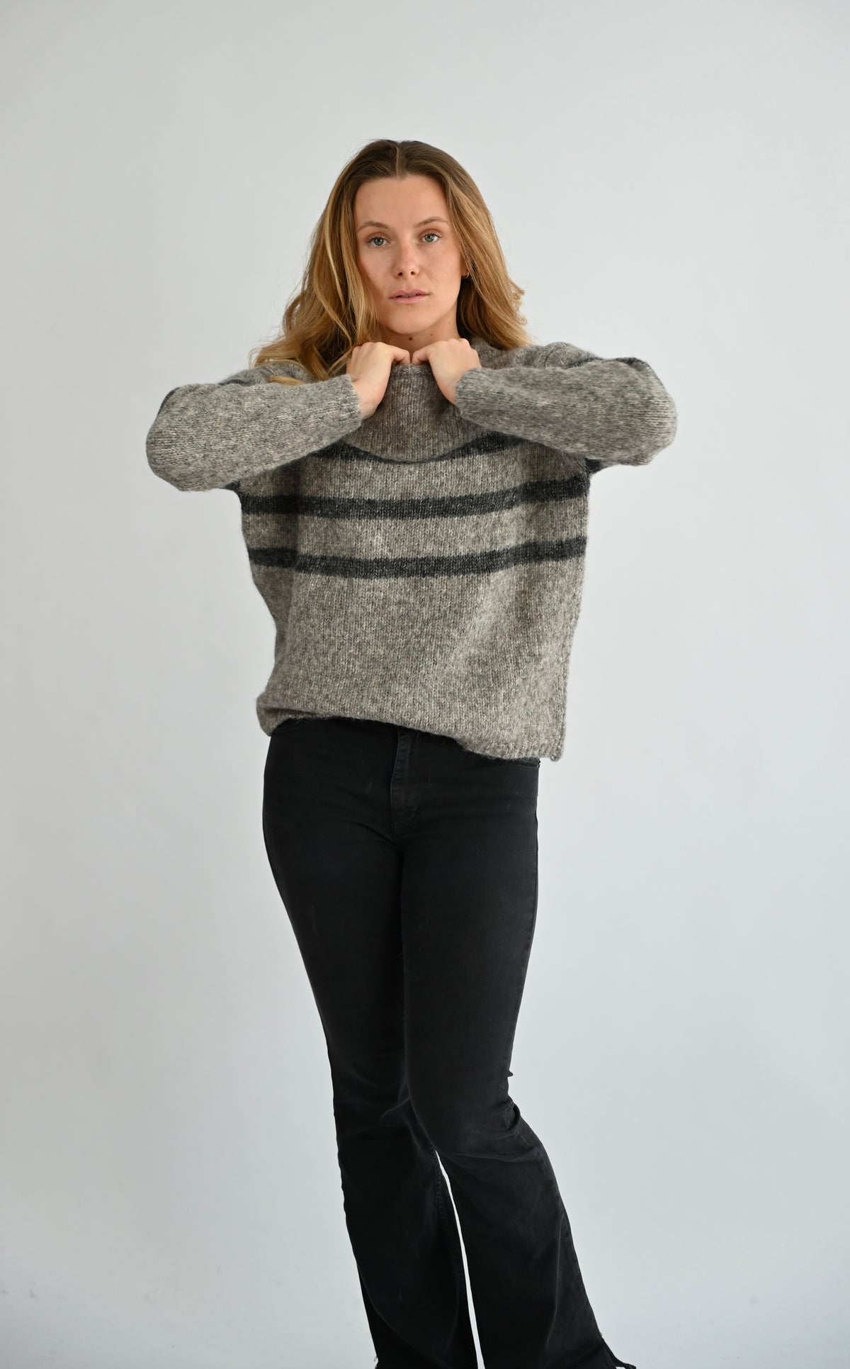 GIVRE Crew Neck Sweater in Grau/Anthrazit, Rückenansicht am Model mit erhobenen Armen, Passform und Länge sichtba