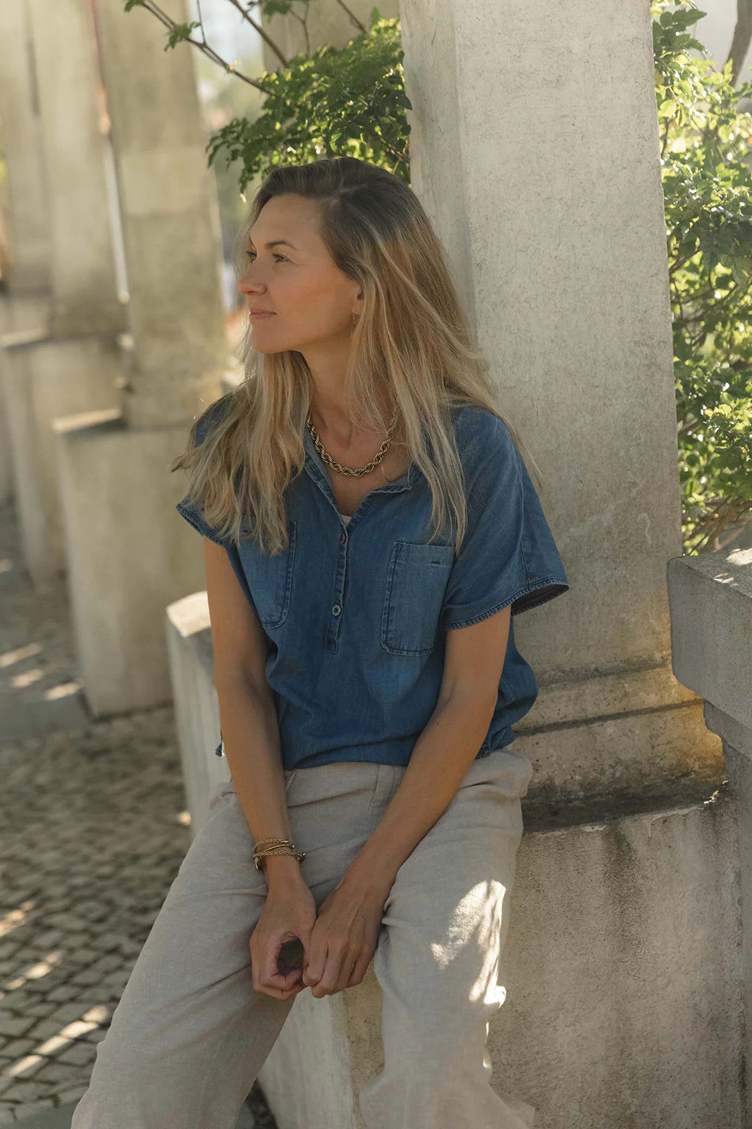 DUX Denim Shirt nachhaltige Damenbluse Denim Blue – Outfit mit heller Leinenhose myloook
