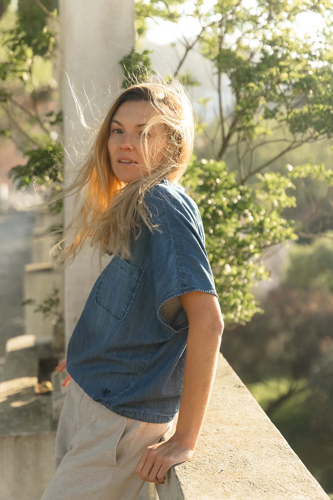 DUX Denim Shirt nachhaltige Damenbluse – Seitenansicht Denim Blue myloook