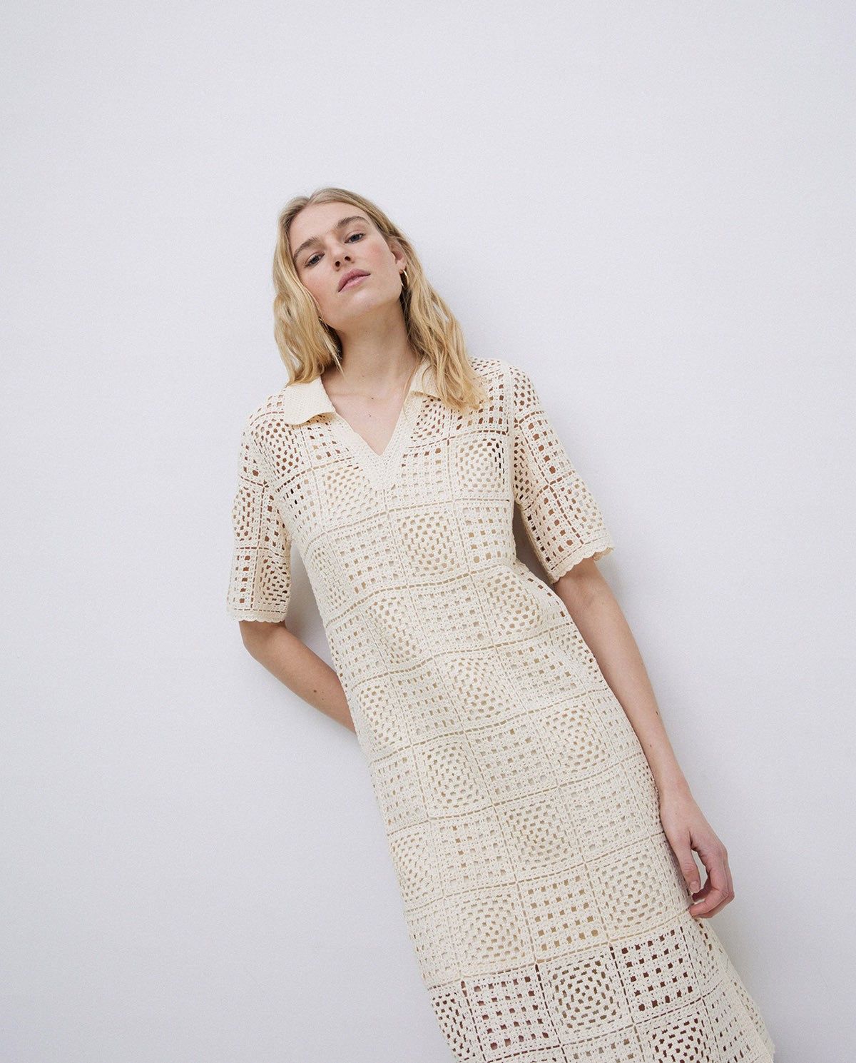 Häkelkleid – Vorderansicht in Ecru #farbe_ecru