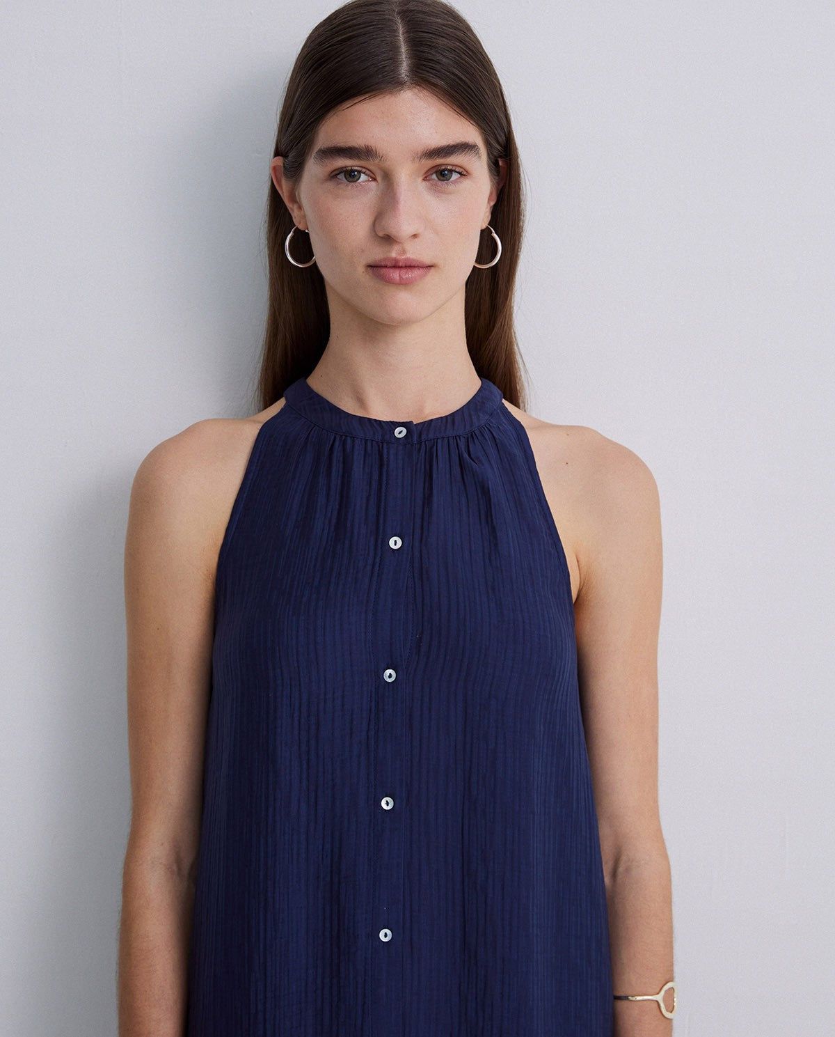 Neckholder Kleid in Marineblau – Nahaufnahme #farbe_marineblau
