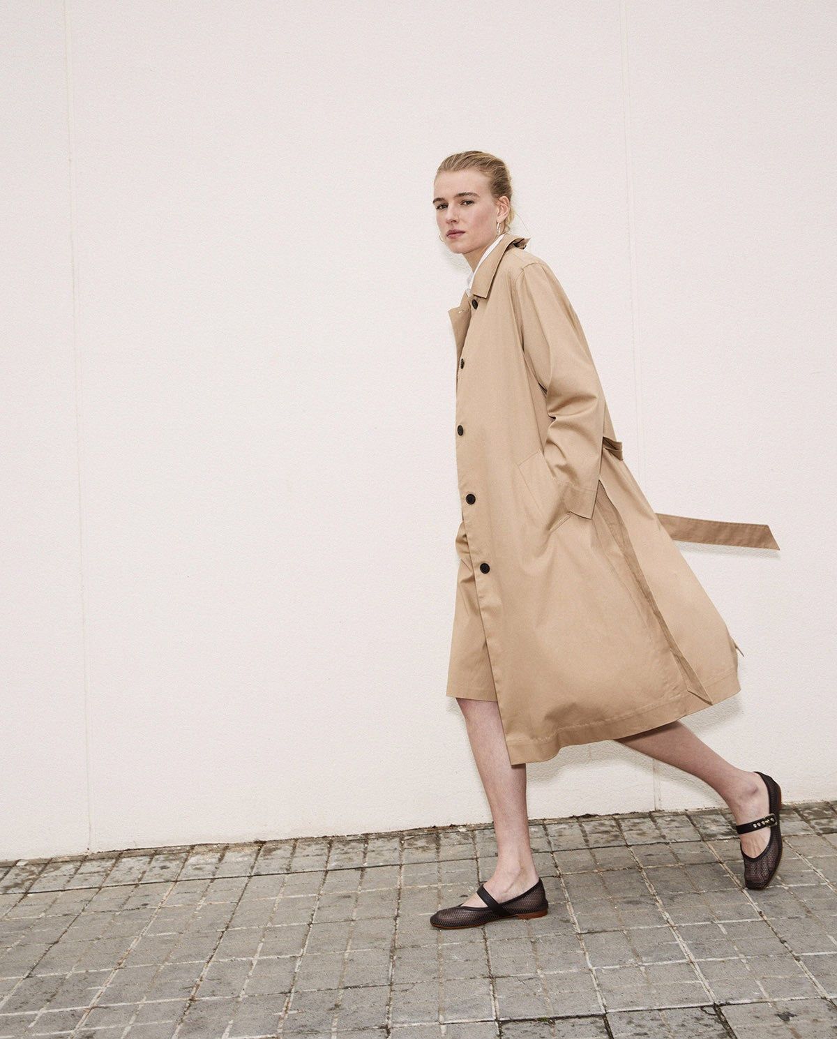 Trenchcoat aus Baumwolle in Camel – Frontansicht #farbe_camel