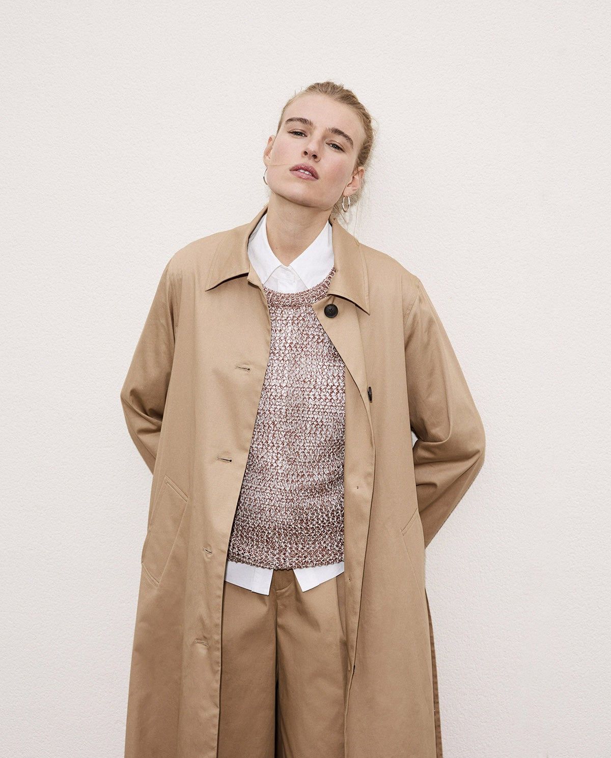 Trenchcoat aus Baumwolle in Camel – Styling-Ansicht #farbe_camel