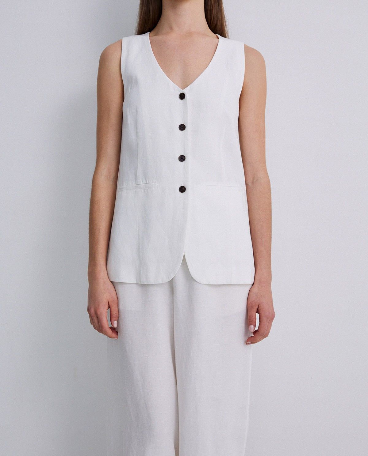 Lange Weste aus Tencel Leinen Mix – Rückansicht in Ecru myloook #farbe_ecru