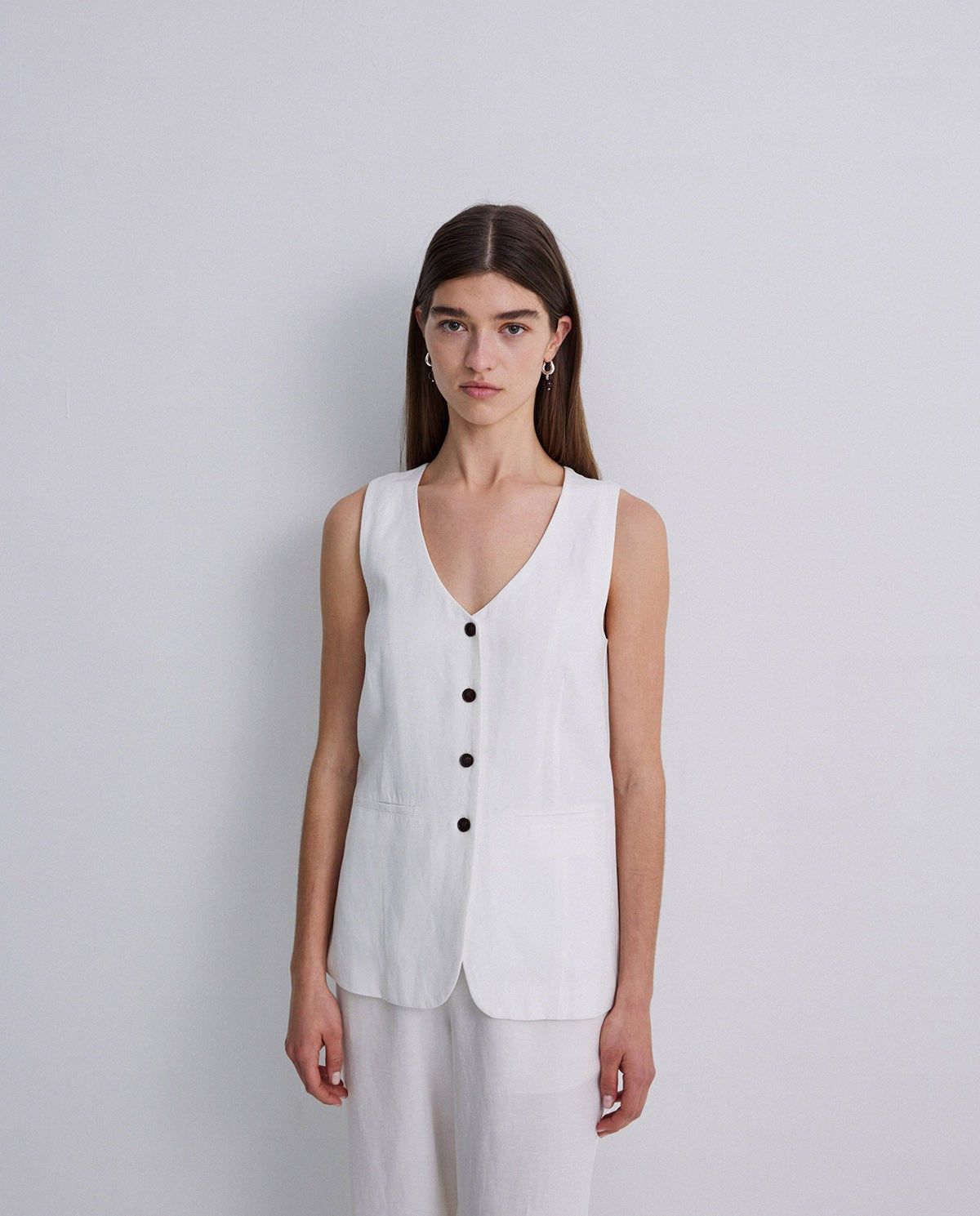Lange Weste aus Tencel Leinen Mix in Ecru – Produktbild myloook #farbe_ecru