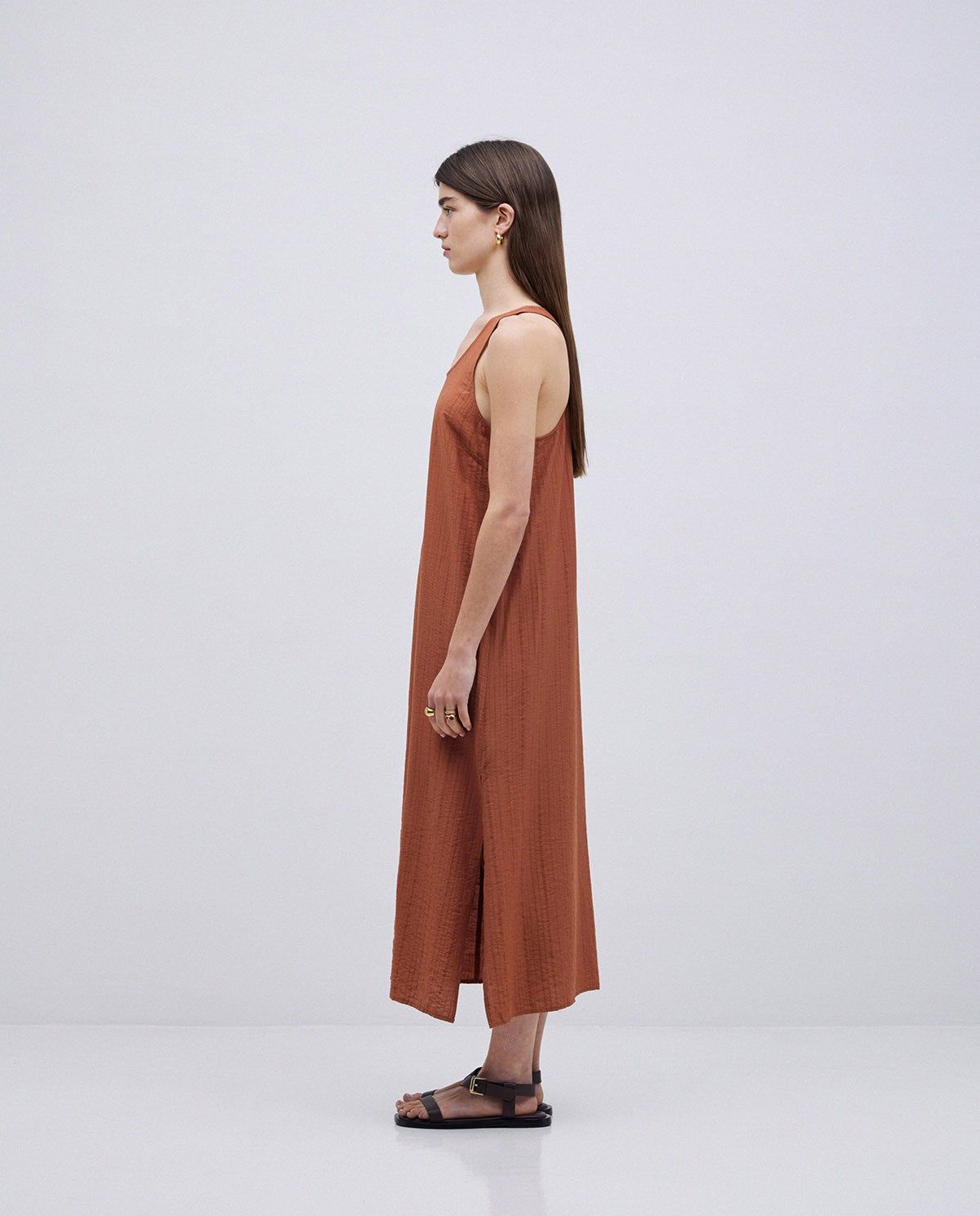 Ärmelloses, langes Kleid – Nahaufnahme in Terracota myloook #farbe_terracota
