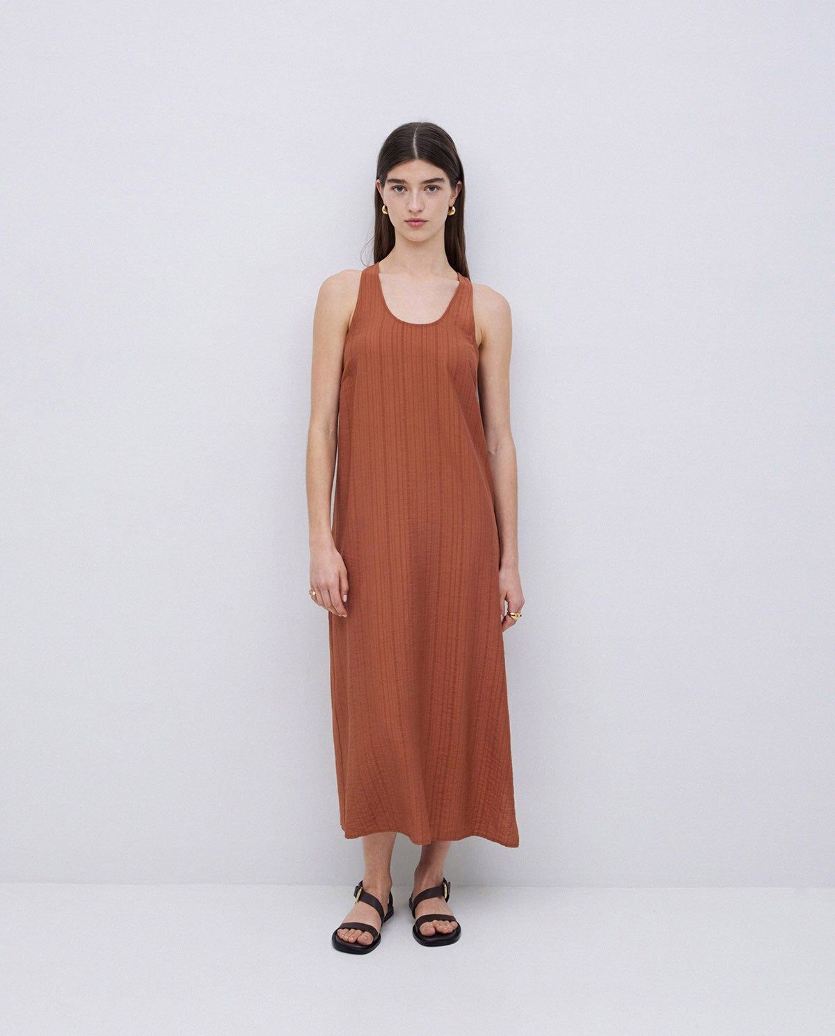 Ärmelloses, langes Kleid – Detailansicht in Terracota #farbe_terracota