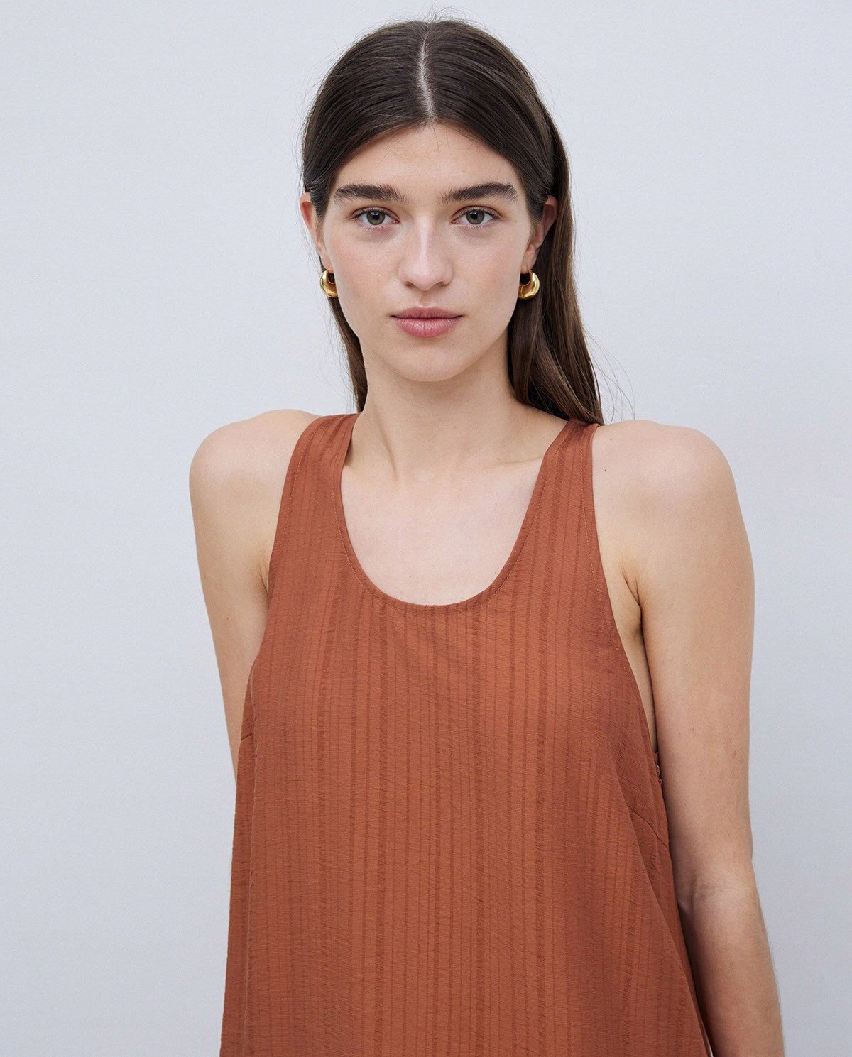 Ärmelloses, langes Kleid in Terracota – Ganzkörperansicht #farbe_terracota