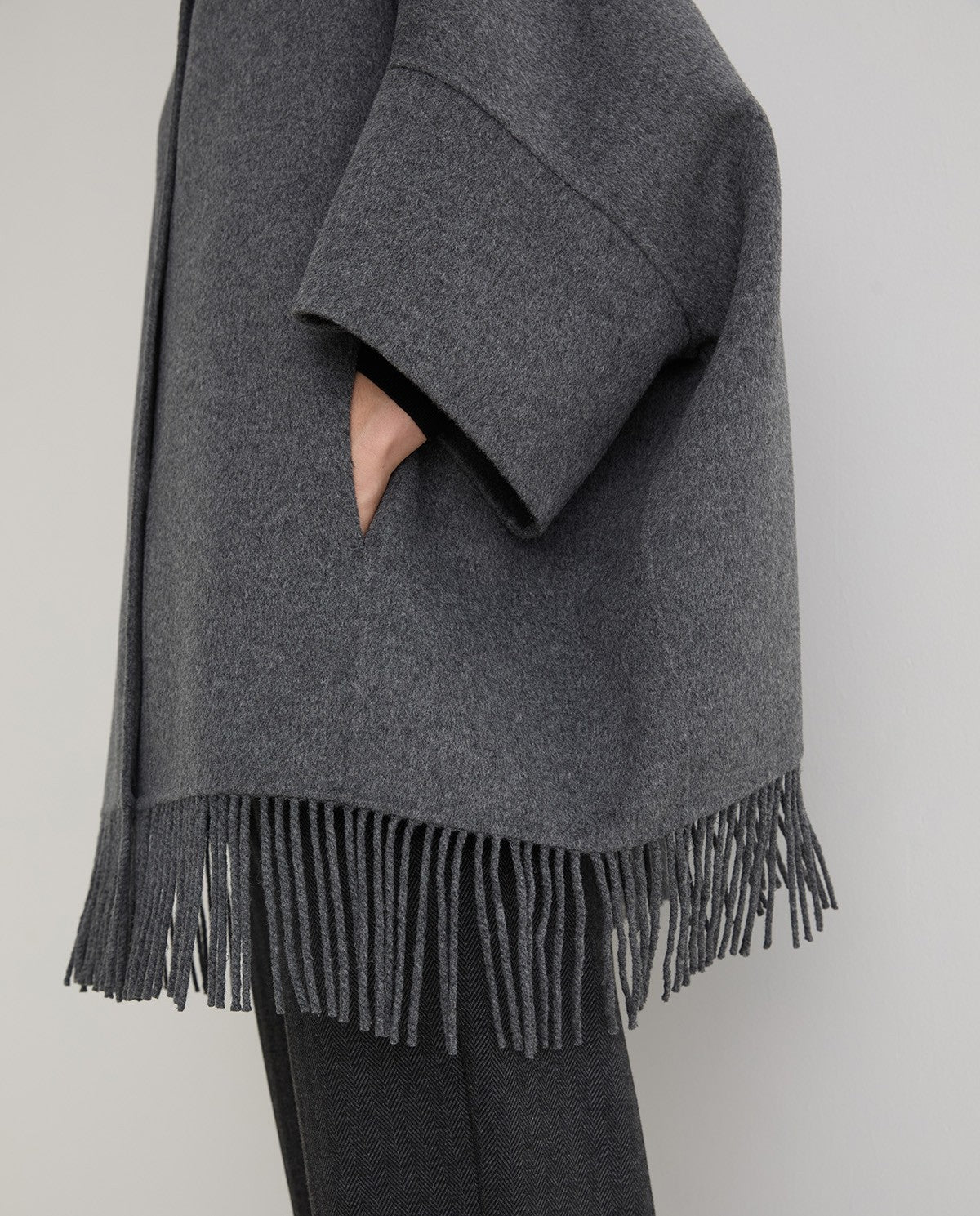 Cape aus Wollmix in Grau – Nahaufnahme myloook #farbe_grau