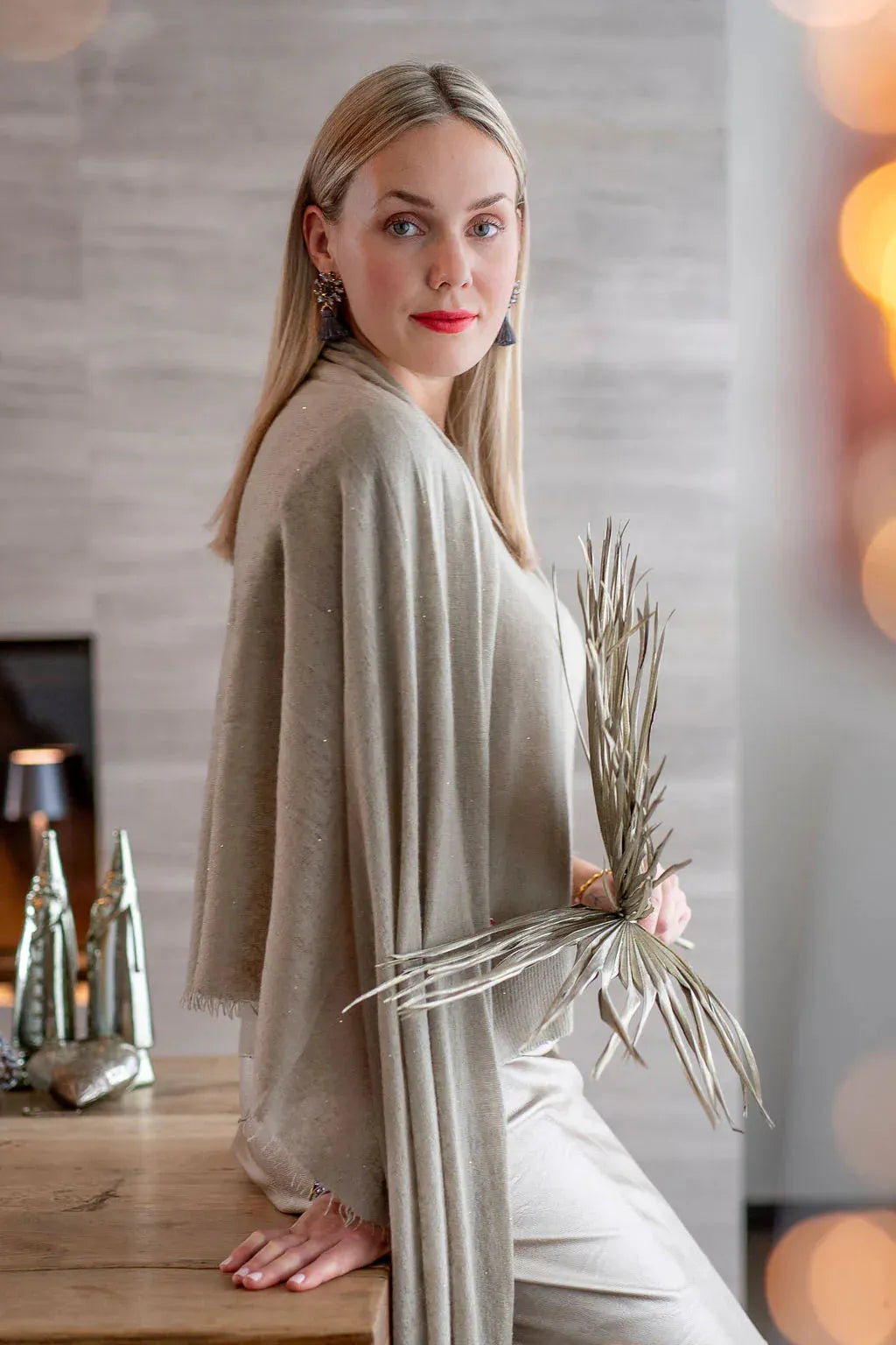 Cashmere Schal Adele-cs Sparkle mit Pailletten in Taupe – Rückansicht #farbe_taupe