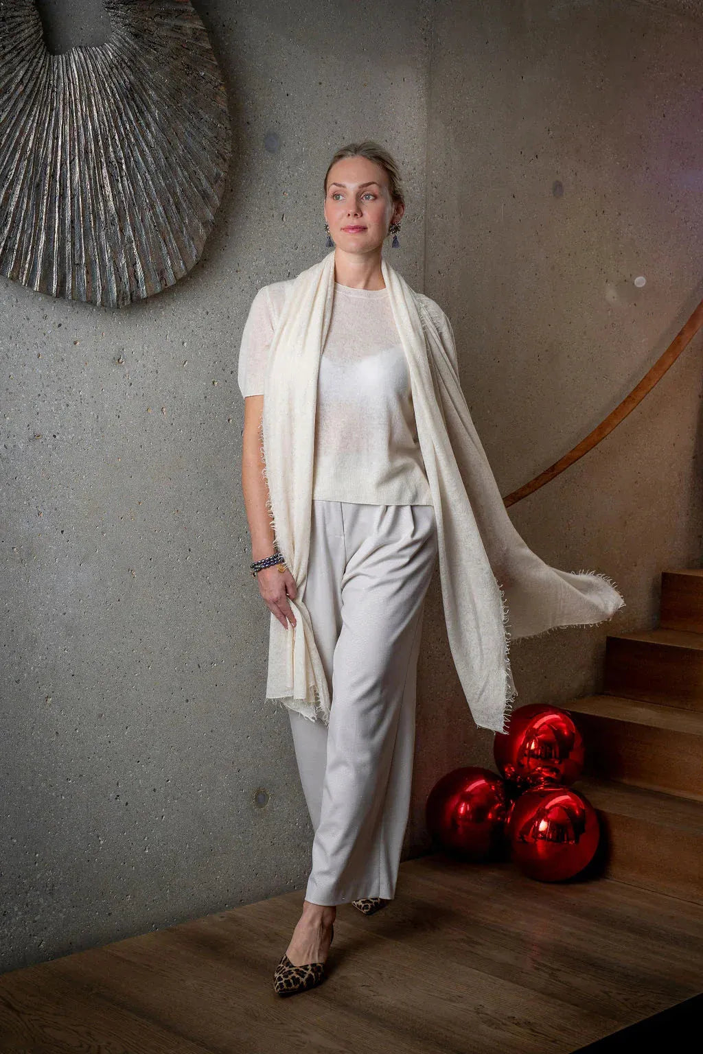 Cashmere Schal Adele-cs Sparkle mit Pailletten – Seitenansicht in Lightgrey-melange #farbe_Lightgrey-Melange