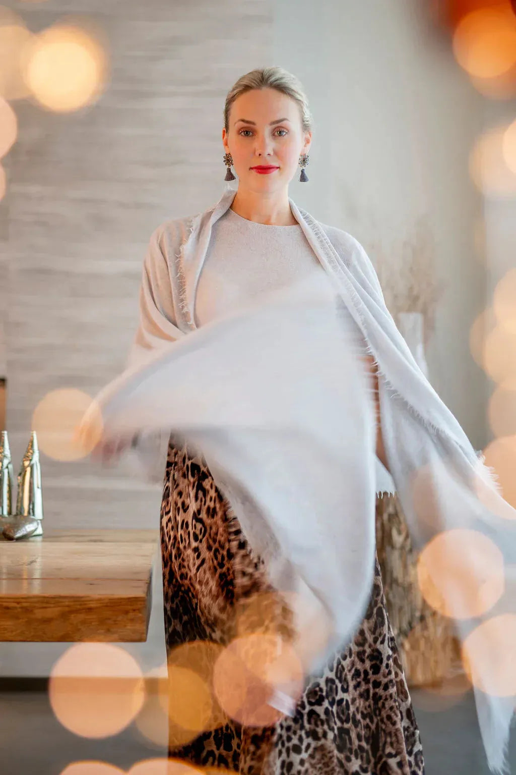 Cashmere Schal Adele-cs Sparkle mit Pailletten – Rückseite in Hellgrau #farbe_hellgrau