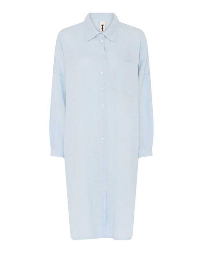 KARLATT Long Shirt in Skyblue – Halbnahaufnahme #farbe_skyblue